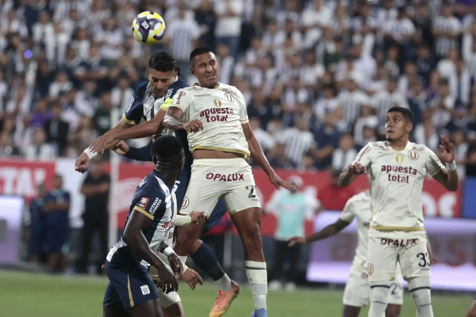Alianza y Universitario se enfrentan en el clásico del fútbol peruano. Foto: ANDINA/Vidal Tarqui