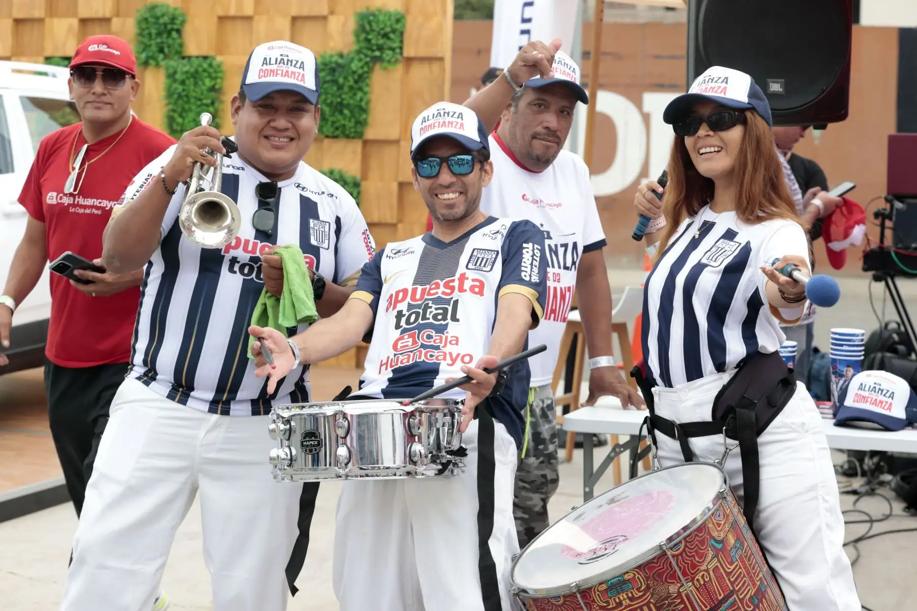 Hinchas de Alianza Lima listos para alentar a su equipo en el clásico del fútbol peruano. Foto: ANDINA/Vidal Tarqui