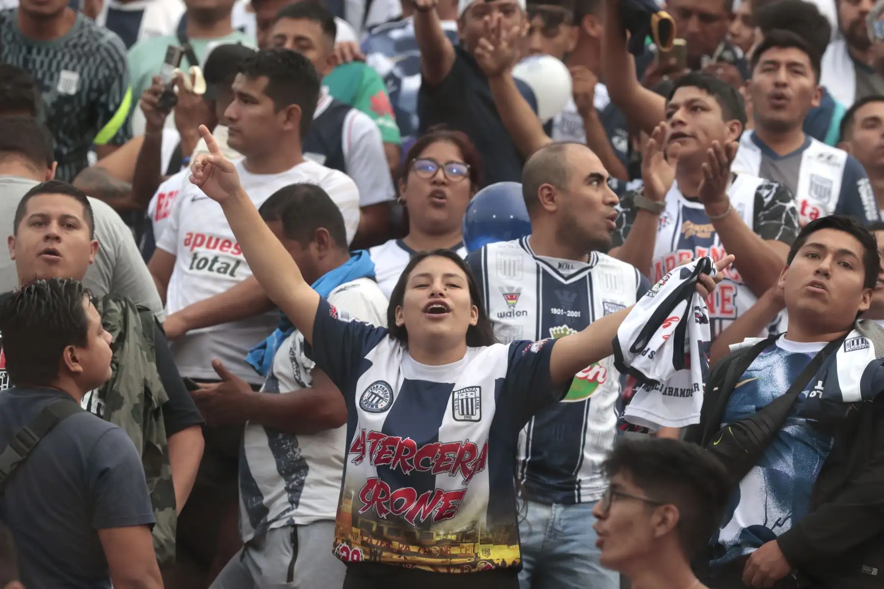 Hinchas de Alianza Lima listos para alentar a su equipo en el clásico del fútbol peruano. Foto: ANDINA/Vidal Tarqui