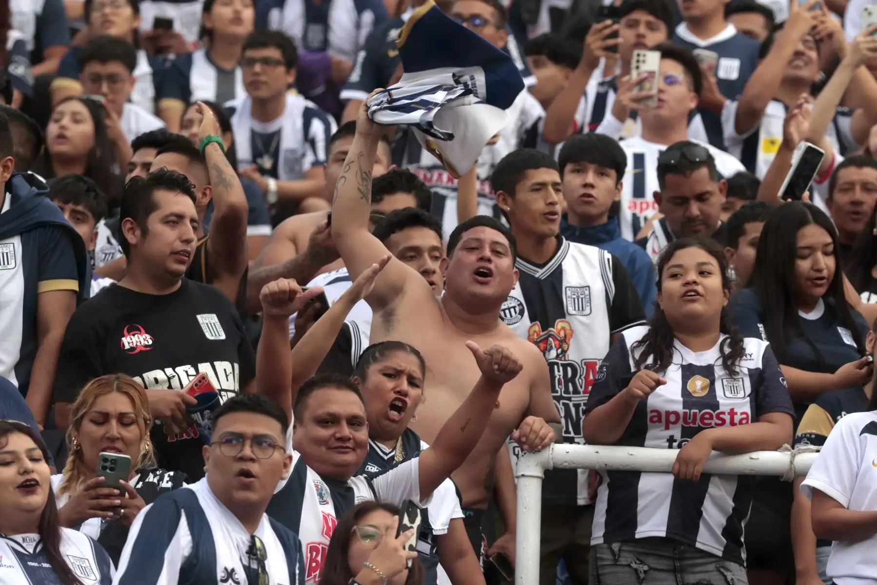 Hinchas de Alianza Lima listos para alentar a su equipo en el clásico del fútbol peruano. Foto: ANDINA/Vidal Tarqui