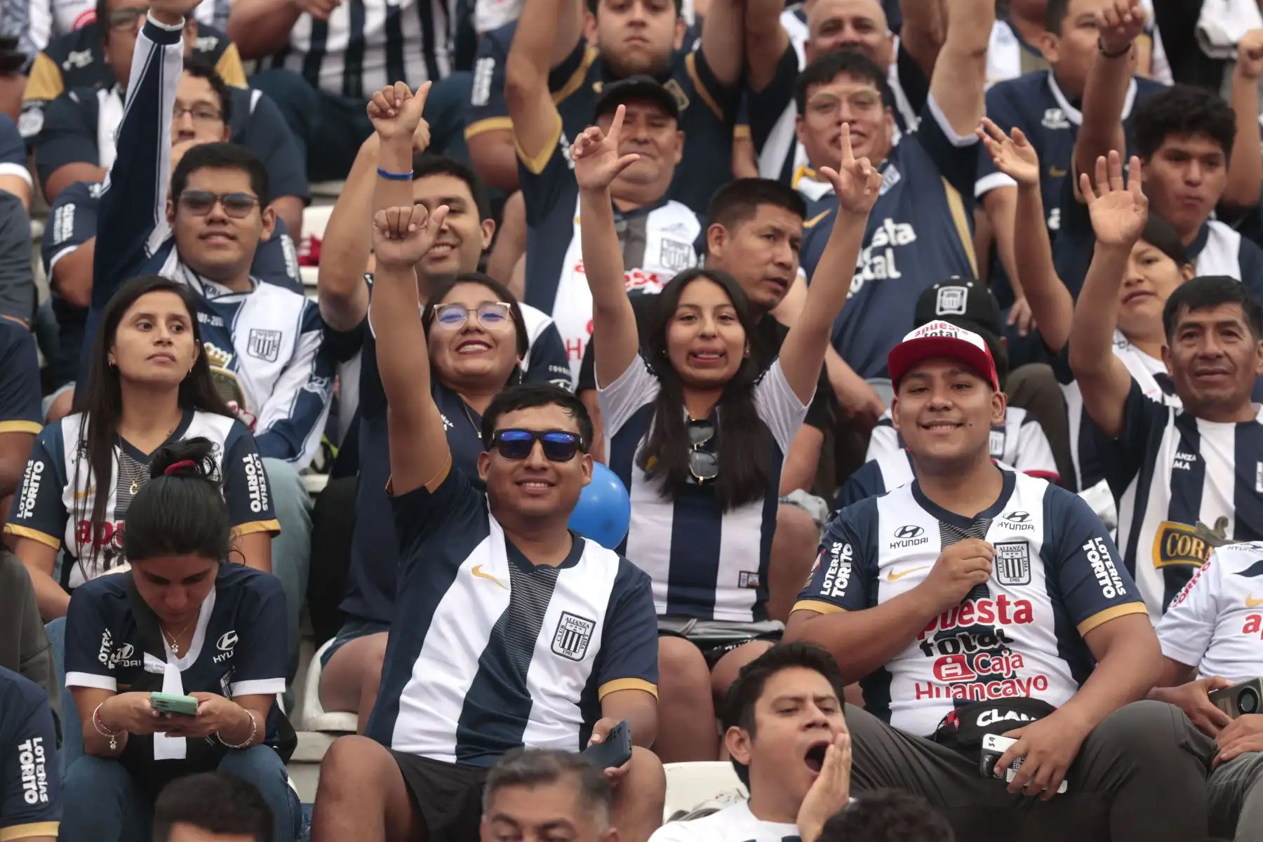 Hinchas de Alianza Lima listos para alentar a su equipo en el clásico del fútbol peruano. Foto: ANDINA/Vidal Tarqui