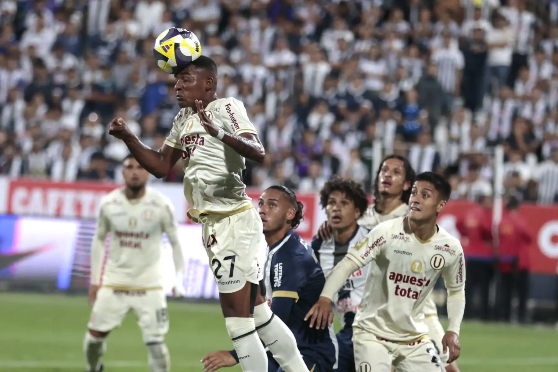 Alianza Lima se enfrenta a Universitario. Foto: ANDINA/Vidal Tarqui