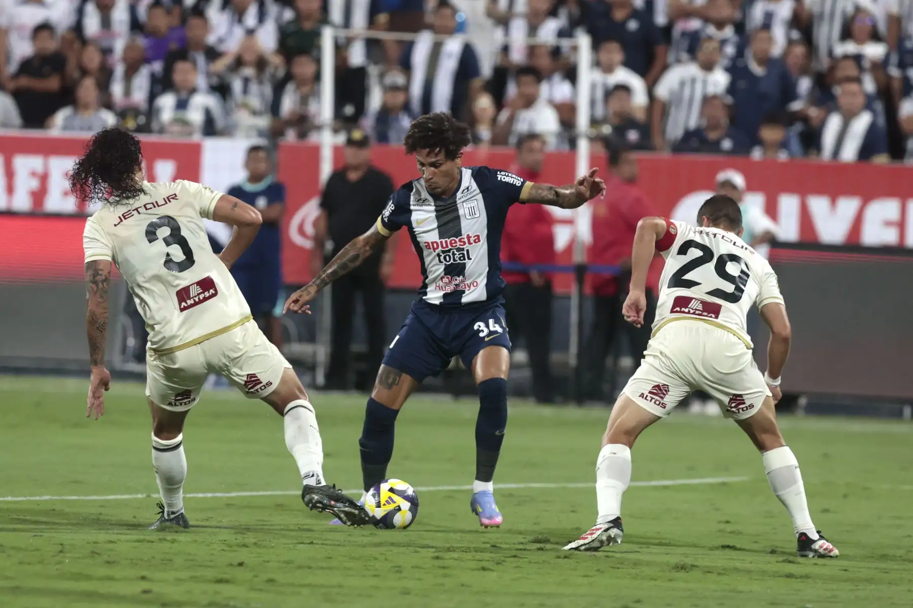 Alianza Lima se enfrenta a Universitario. Foto: ANDINA/Vidal Tarqui