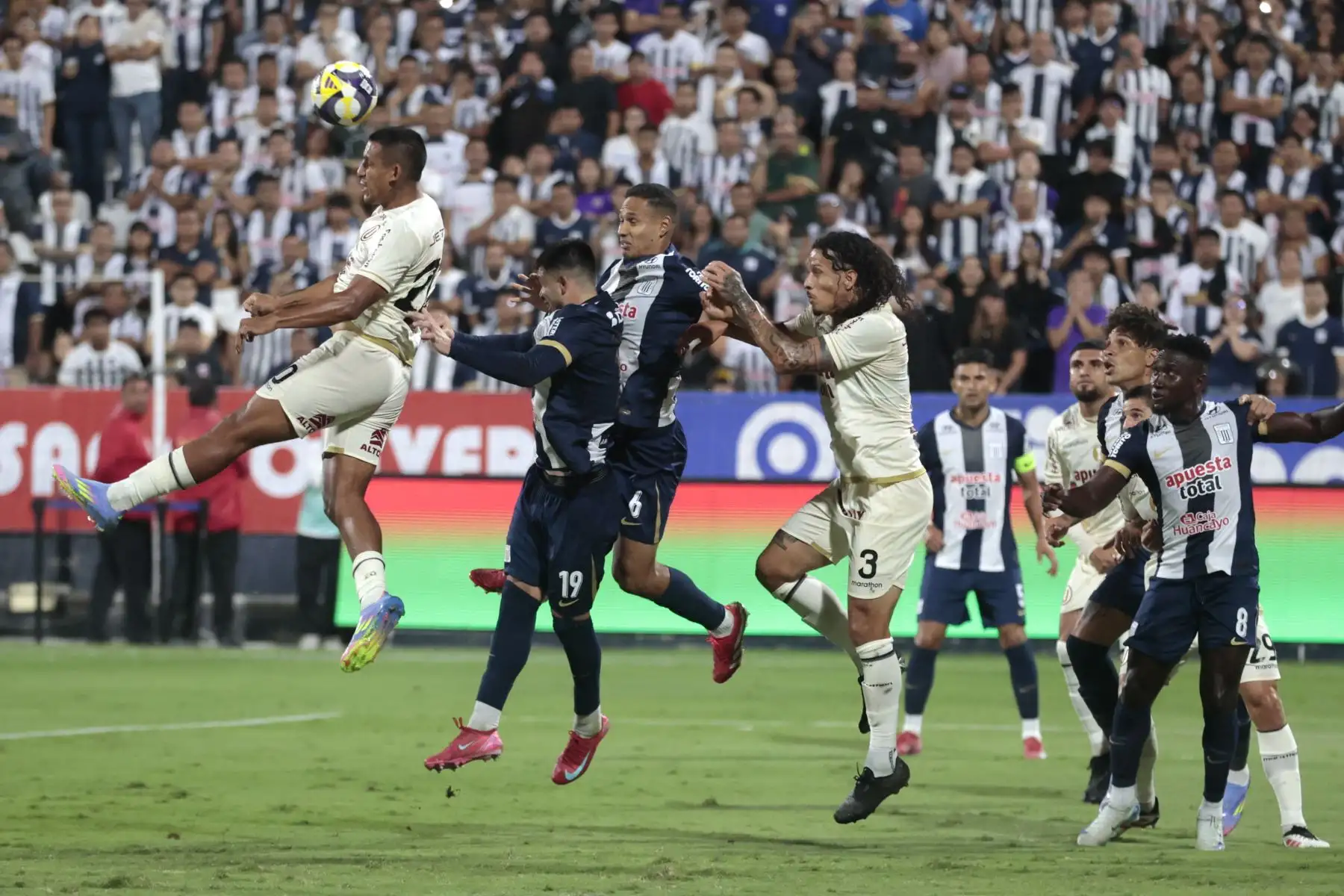 Alianza Lima se enfrenta a Universitario. Foto: ANDINA/Vidal Tarqui