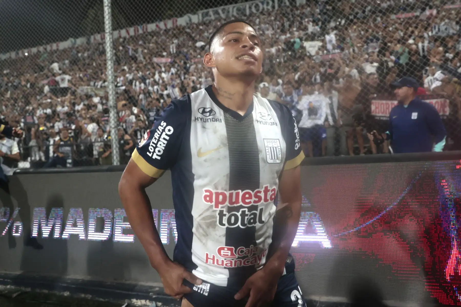 Kevin Quevedo anota el primer gol del partido. Foto: ANDINA/Vidal Tarqui