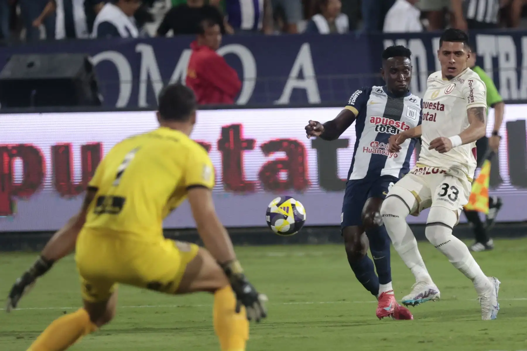 Alianza Lima y Universitario de Deportes igualaron 1-1 en el estadio Alejandro Villanueva, en un intenso clásico correspondiente a la fecha 7 del Torneo Apertura de la Liga 1 2025. 
Foto: ANDINA/ Vidal Tarqui