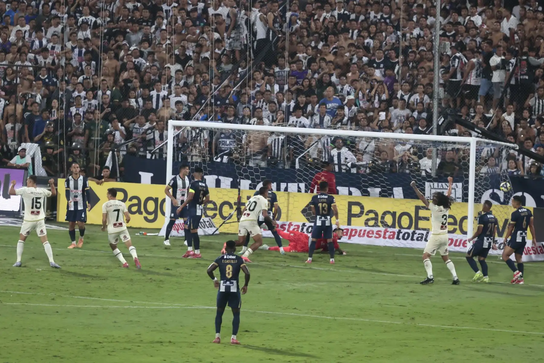Alianza Lima y Universitario de Deportes igualaron 1-1 en el estadio Alejandro Villanueva, en un intenso clásico correspondiente a la fecha 7 del Torneo Apertura de la Liga 1 2025. 
Foto: ANDINA/ Vidal Tarqui