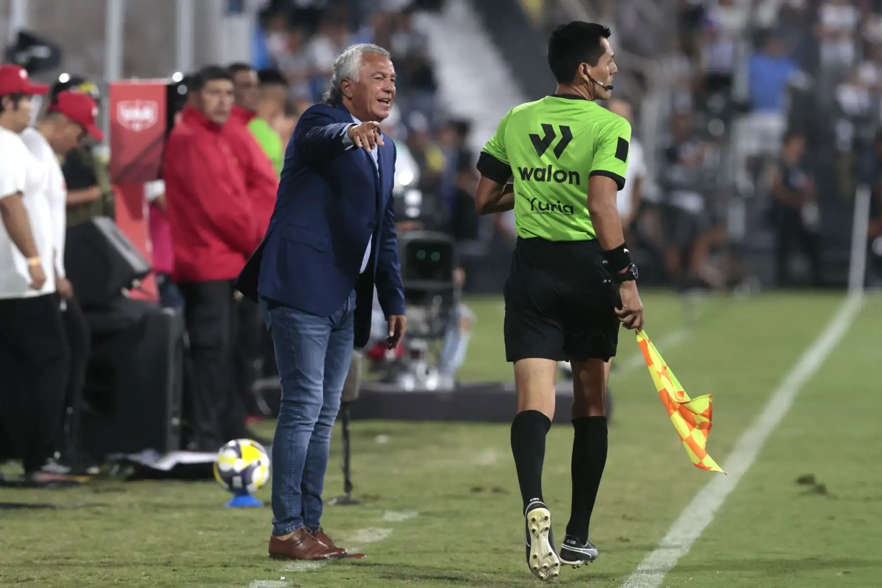 Directo técnico de Alianza Lima y Universitario de Deportes igualaron 1-1 en el estadio Alejandro Villanueva, en un intenso clásico correspondiente a la fecha 7 del Torneo Apertura de la Liga 1 2025. 
Foto: ANDINA/ Vidal Tarqui