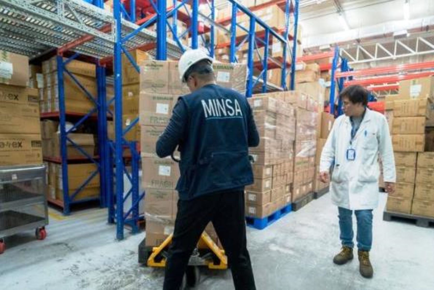 Minsa distribuye 54 toneladas de suero fisiológico para la atención en hospitales del país. Foto: ANDINA/Difusión.