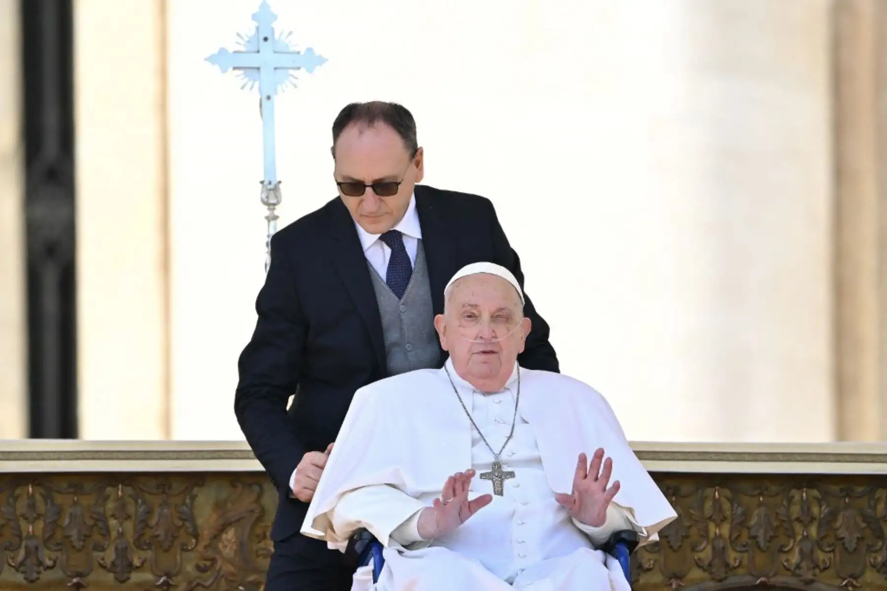 El papa Francisco, con un aparato de respiración de oxígeno y en silla de ruedas, reapareció sorpresivamente al final de una misa por los enfermos y los trabajadores de la salud en la plaza de San Pedro en el Vaticano, el 6 de abril de 2025. Foto: AFP