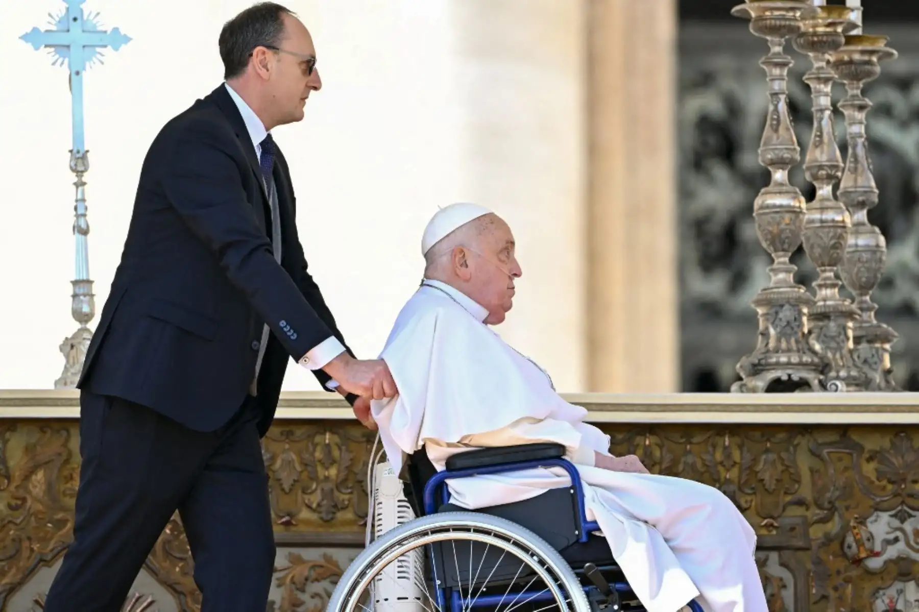 El papa Francisco, con un aparato de respiración de oxígeno y en silla de ruedas, reapareció sorpresivamente al final de una misa por los enfermos y los trabajadores de la salud en la plaza de San Pedro en el Vaticano, el 6 de abril de 2025. Foto: AFP