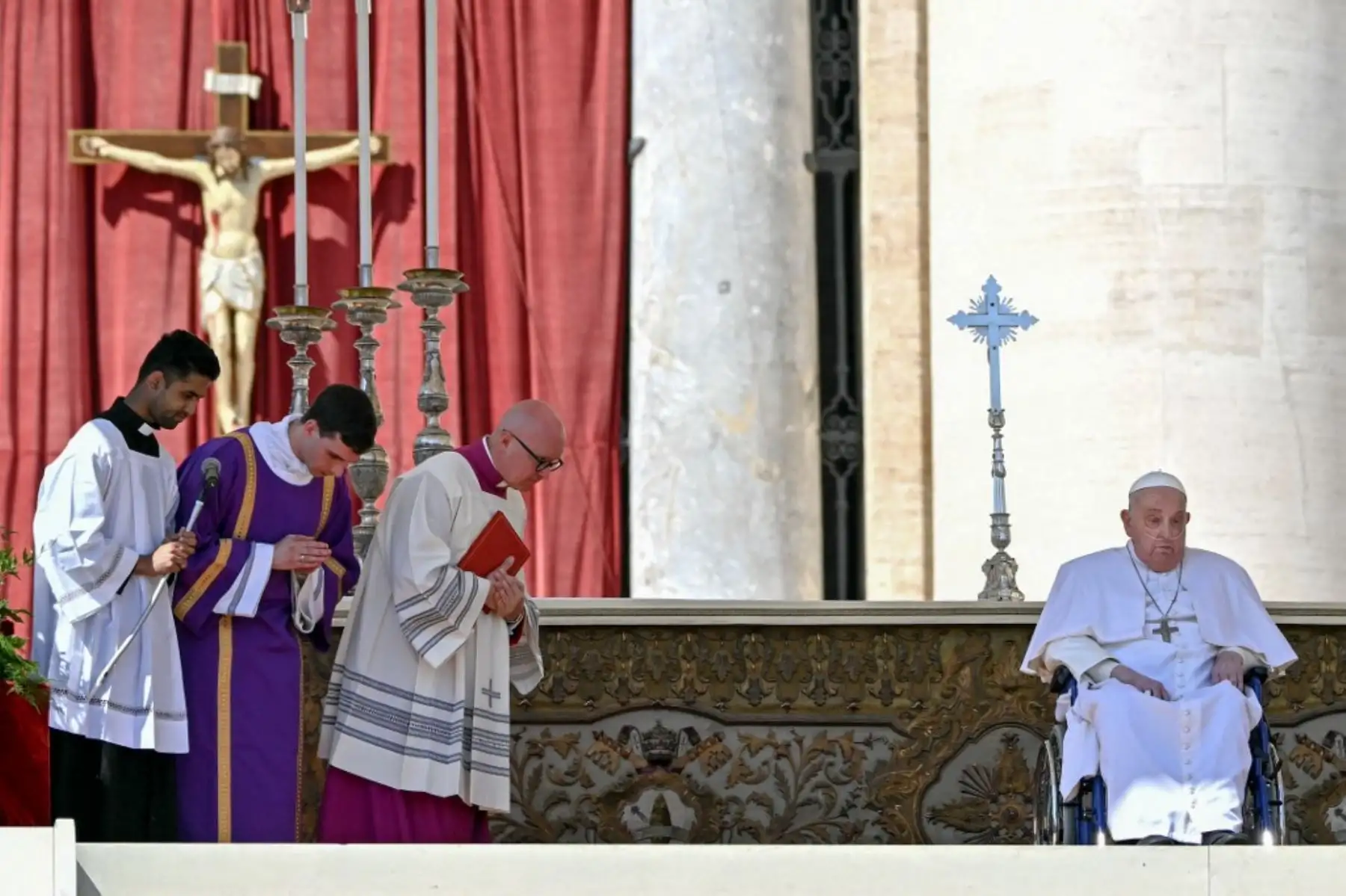 El papa Francisco, con un aparato de respiración de oxígeno y en silla de ruedas, reapareció sorpresivamente al final de una misa por los enfermos y los trabajadores de la salud en la plaza de San Pedro en el Vaticano, el 6 de abril de 2025. Foto: AFP