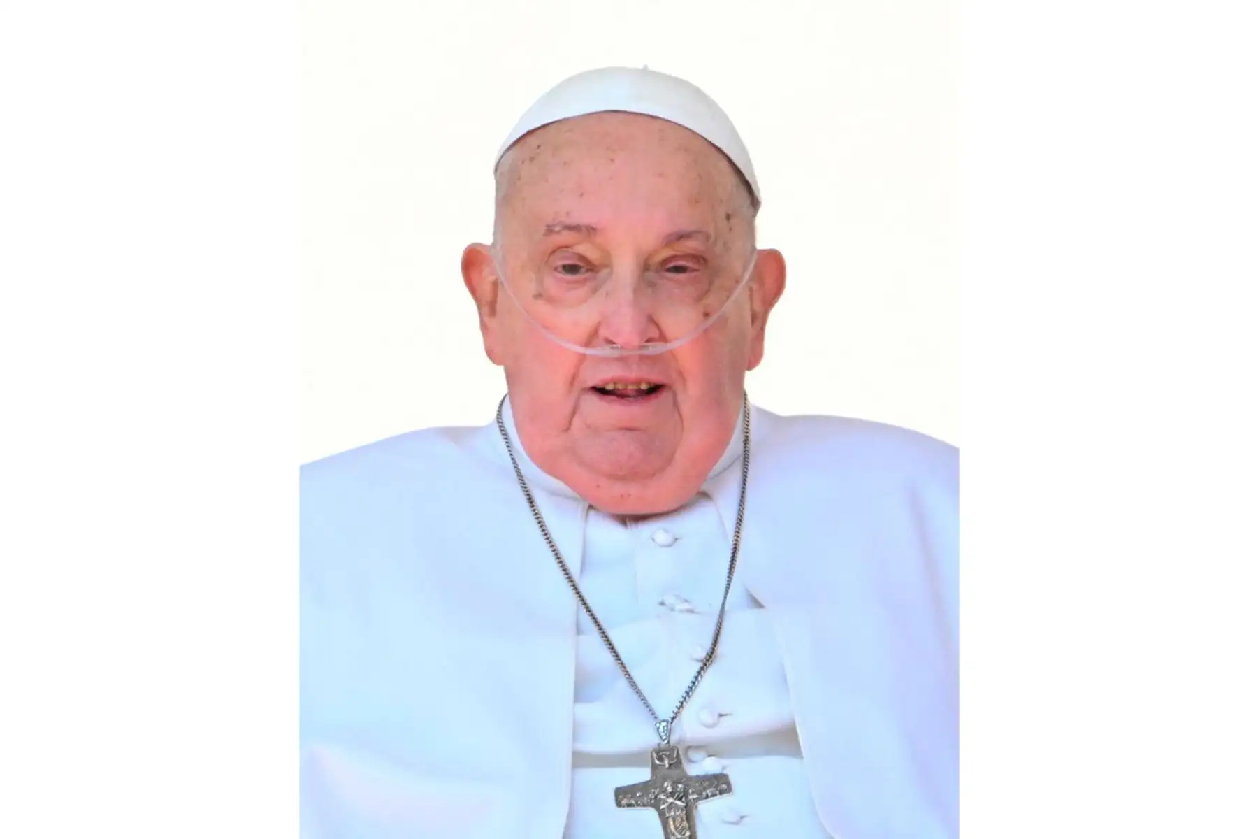 El papa Francisco, con un aparato de respiración de oxígeno y en silla de ruedas, reapareció sorpresivamente al final de una misa por los enfermos y los trabajadores de la salud en la plaza de San Pedro en el Vaticano, el 6 de abril de 2025. Foto: AFP