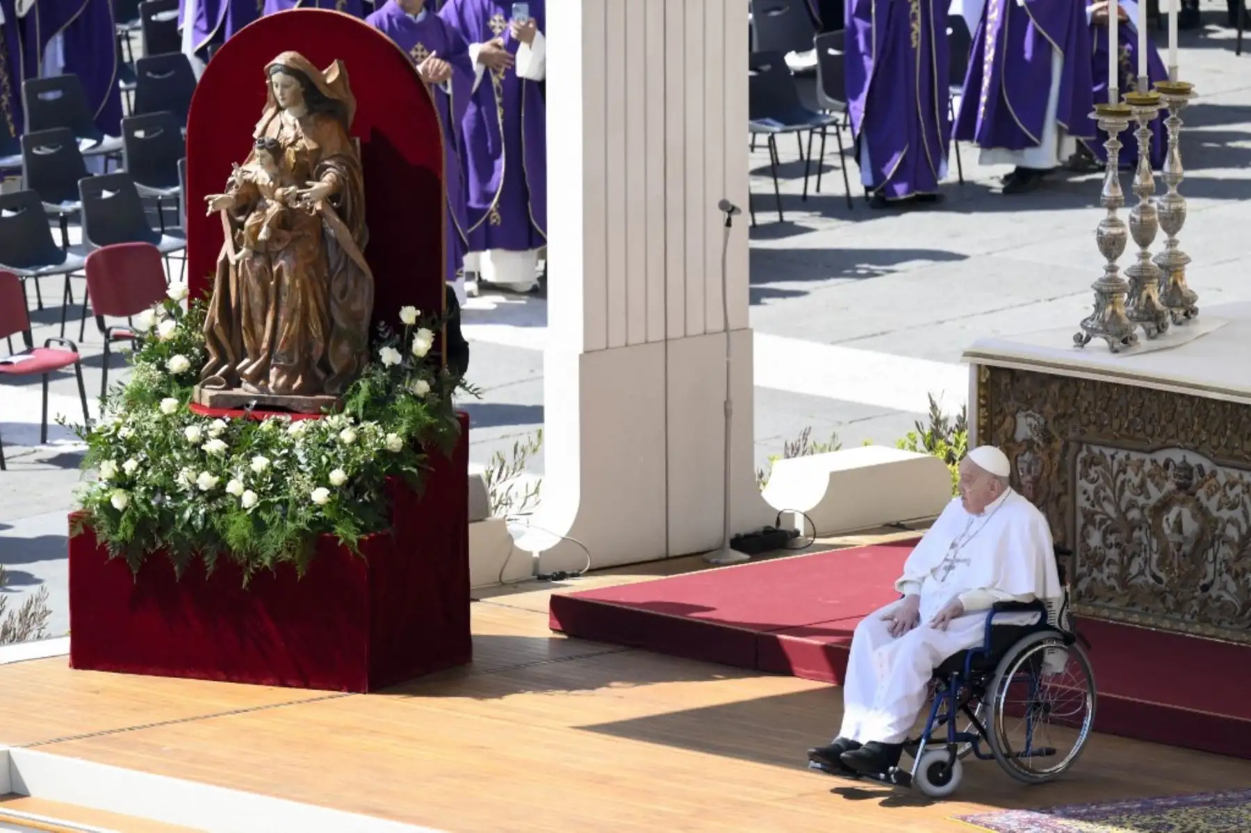 El papa Francisco, con un aparato de respiración de oxígeno y en silla de ruedas, reapareció sorpresivamente al final de una misa por los enfermos y los trabajadores de la salud en la plaza de San Pedro en el Vaticano, el 6 de abril de 2025. Foto: VATICAN MEDIA / AFP