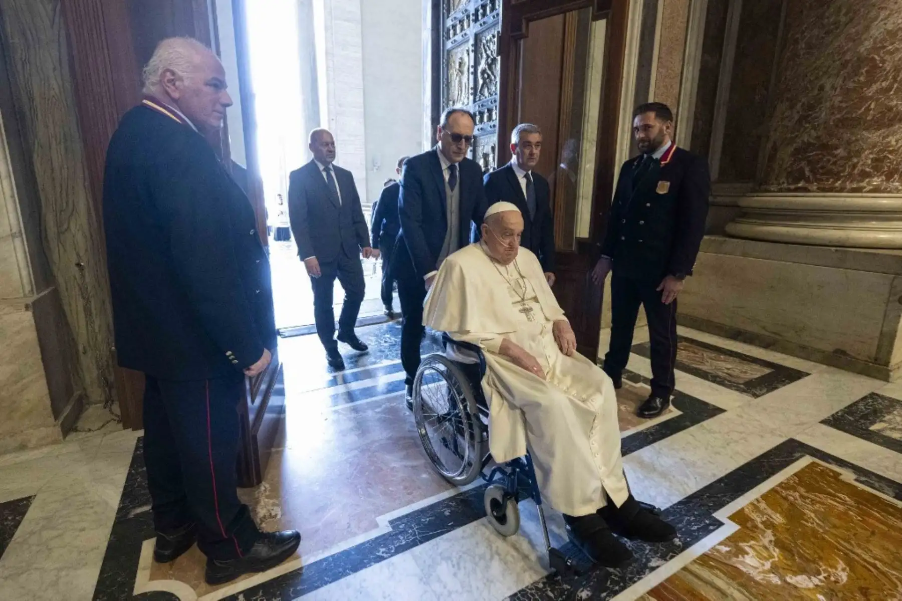 El papa Francisco, con un aparato de respiración de oxígeno y en silla de ruedas, reapareció sorpresivamente al final de una misa por los enfermos y los trabajadores de la salud en la plaza de San Pedro en el Vaticano, el 6 de abril de 2025. Foto: VATICAN MEDIA / AFP