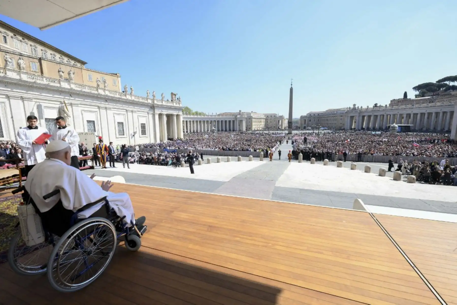 El papa Francisco, con un aparato de respiración de oxígeno y en silla de ruedas, reapareció sorpresivamente al final de una misa por los enfermos y los trabajadores de la salud en la plaza de San Pedro en el Vaticano, el 6 de abril de 2025. Foto: VATICAN MEDIA / AFP