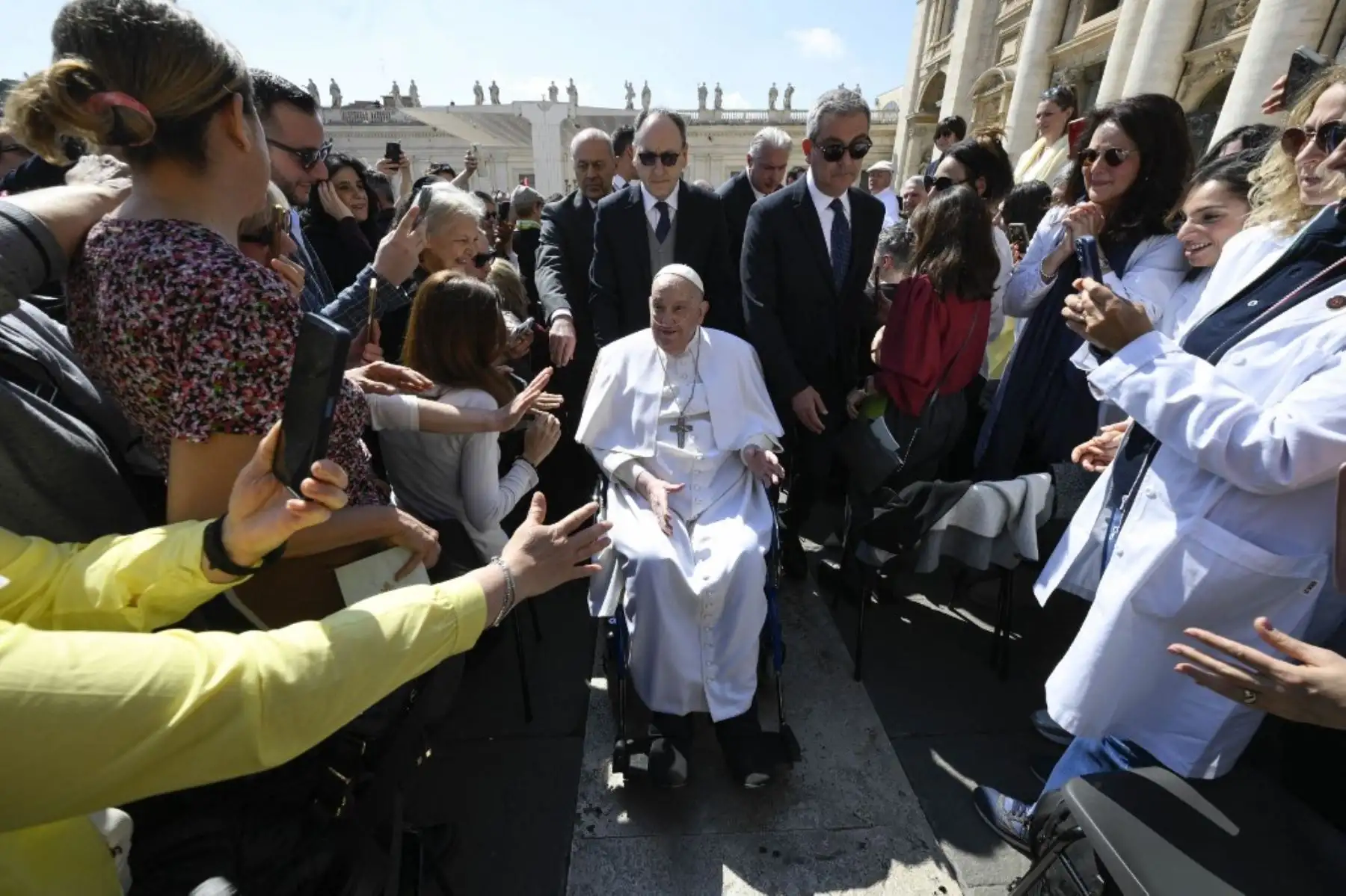 El papa Francisco, con un aparato de respiración de oxígeno y en silla de ruedas, reapareció sorpresivamente al final de una misa por los enfermos y los trabajadores de la salud en la plaza de San Pedro en el Vaticano, el 6 de abril de 2025. Foto: VATICAN MEDIA / AFP
