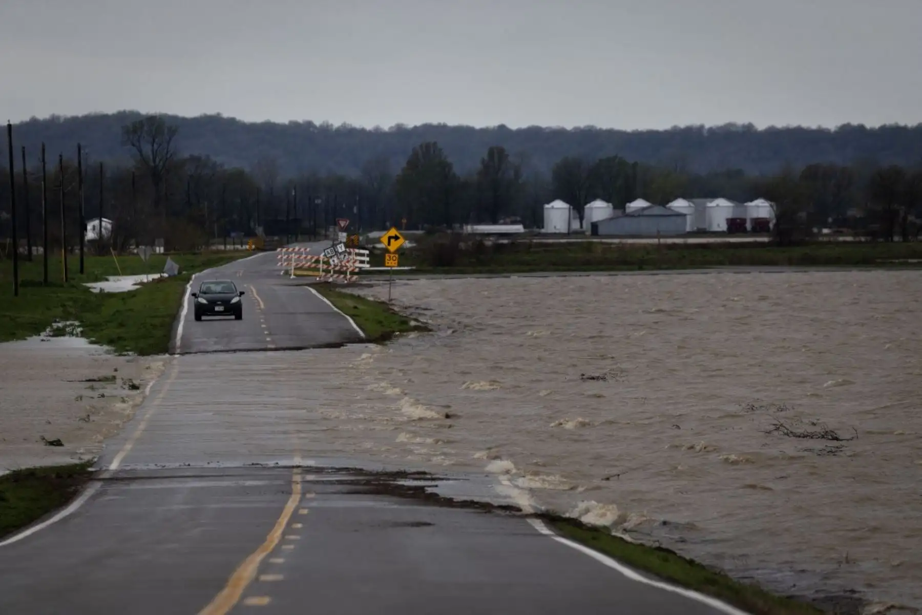 Las aguas de la inundación atraviesan una carretera el 6 de abril de 2025 cerca de Salcedo, Misuri, EE.UU. Tormentas eléctricas, lluvias torrenciales, vientos fuertes y tornados han azotado la región durante los últimos días, causando daños generalizados. Foto: Scott Olson/Getty Images/AFP