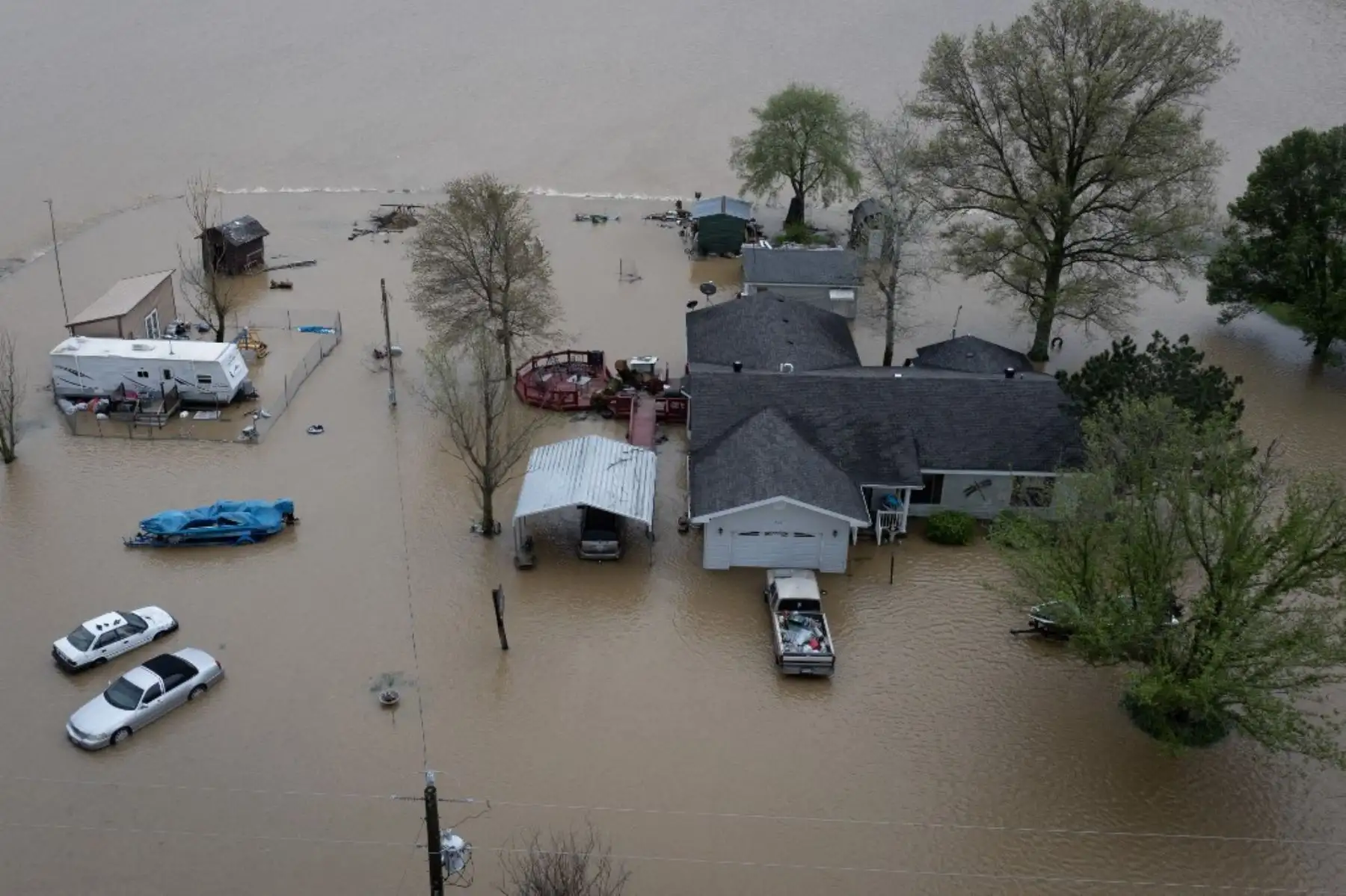 Una vista aérea muestra las inundaciones que rodean una casa rural el 6 de abril de 2025 cerca de Poplar Bluff, Misuri, EE.UU. Tormentas eléctricas, lluvias torrenciales, vientos fuertes y tornados han azotado la región durante los últimos días, causando daños generalizados. Foto: Scott Olson/Getty Images/AFP