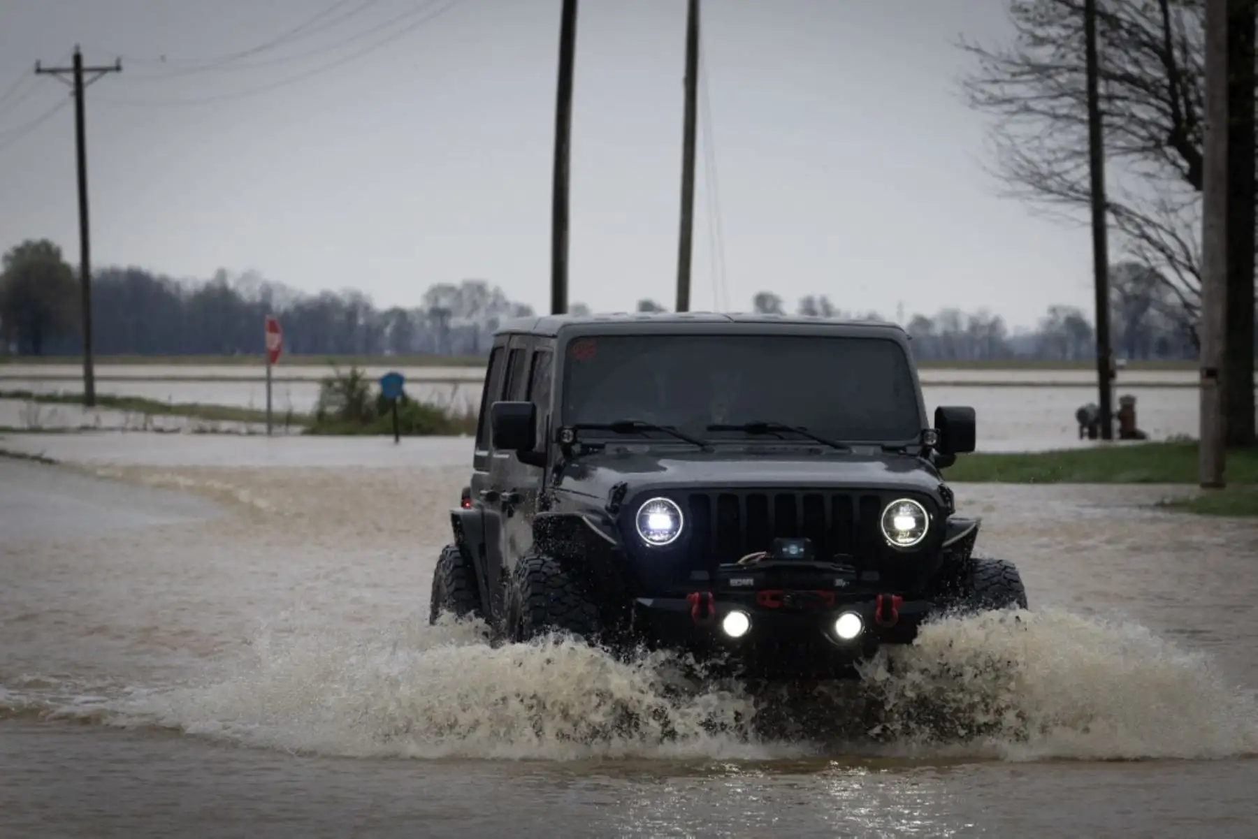 Un vehículo circula por un tramo inundado de carretera el 6 de abril de 2025 cerca de Poplar Bluff, Misuri, EE.UU. Tormentas eléctricas, lluvias torrenciales, vientos fuertes y tornados han azotado la región durante los últimos días, causando daños generalizados. Foto: Scott Olson/Getty Images/AFP