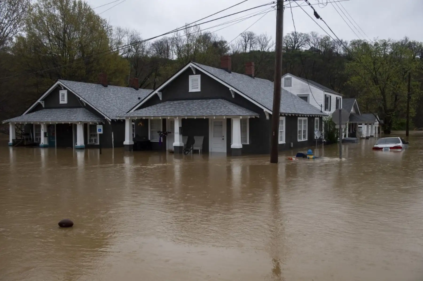 Se muestran las casas evacuadas durante la crecida del río Kentucky el 6 de abril de 2025 en Frankfort, Kentucky, EE.UU. Se prevé que Frankfort experimente inundaciones récord a medida que el río Kentucky continúa creciendo. Foto: Michael Swensen/Getty Images/AFP