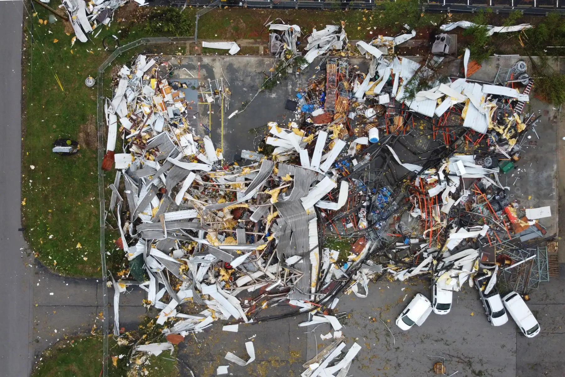 Esta vista aérea muestra los daños causados ​​por un tornado reportado en Jeffersontown, Kentucky, el 6 de abril de 2025. Las violentas tormentas que azotan el centro-este de EE.UU. han causado la muerte de al menos 16 personas, según informaron las autoridades. Foto: AFP