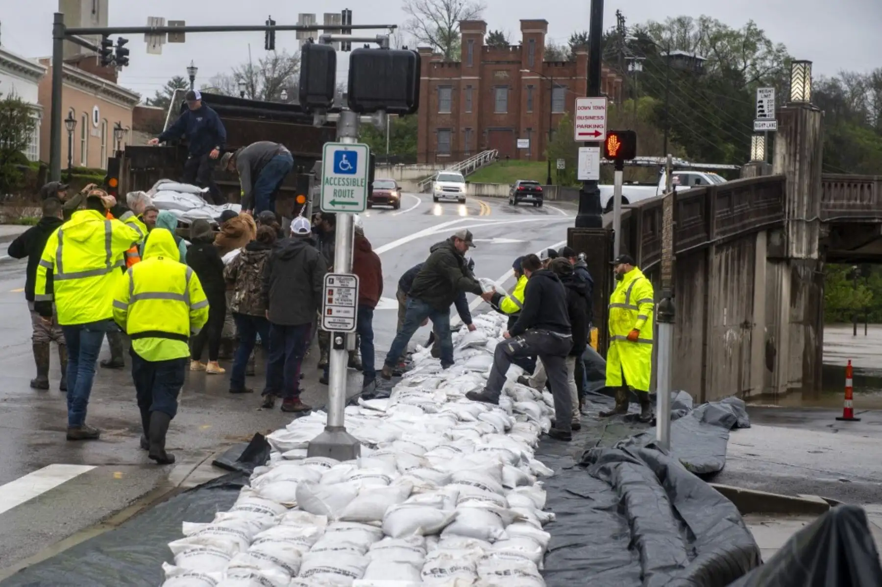 Trabajadores de la ciudad y el condado construyen un muro de sacos de arena ante la crecida del río Kentucky el 6 de abril de 2025 en Frankfort, Kentucky, EE.UU. Se prevé que Frankfort experimente inundaciones récord a medida que el río Kentucky continúa creciendo. Foto: Michael Swensen/Getty Images/AFP