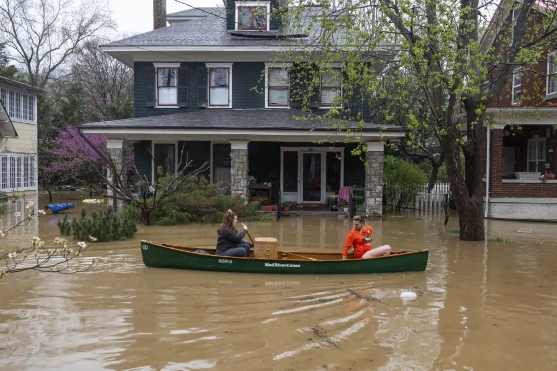 Christina Libby, de 41 años (derecha), ayuda a su vecina Cindy Orosz a llevar sus pertenencias en una canoa mientras el río Kentucky comienza a inundar su casa el 6 de abril de 2025 en Frankfort, Kentucky, EE.UU. Se prevé que Frankfort experimente inundaciones récord a medida que el río Kentucky continúa creciendo. Foto: Michael Swensen/Getty Images/AFP