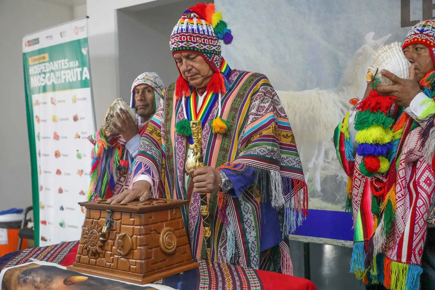 El alcalde provincial de Cusco, Luis Pantoja, encabeza la ceremonia especial en homenaje a los "restos simbólicos" de Fernando Túpac Amaru, el hijo menor del precursor de la Independencia de Perú, que fueron repatriados a Perú después de 227 años de su muerte en España. Foto: ANDINA/ Gobierno Regional del Cusco
