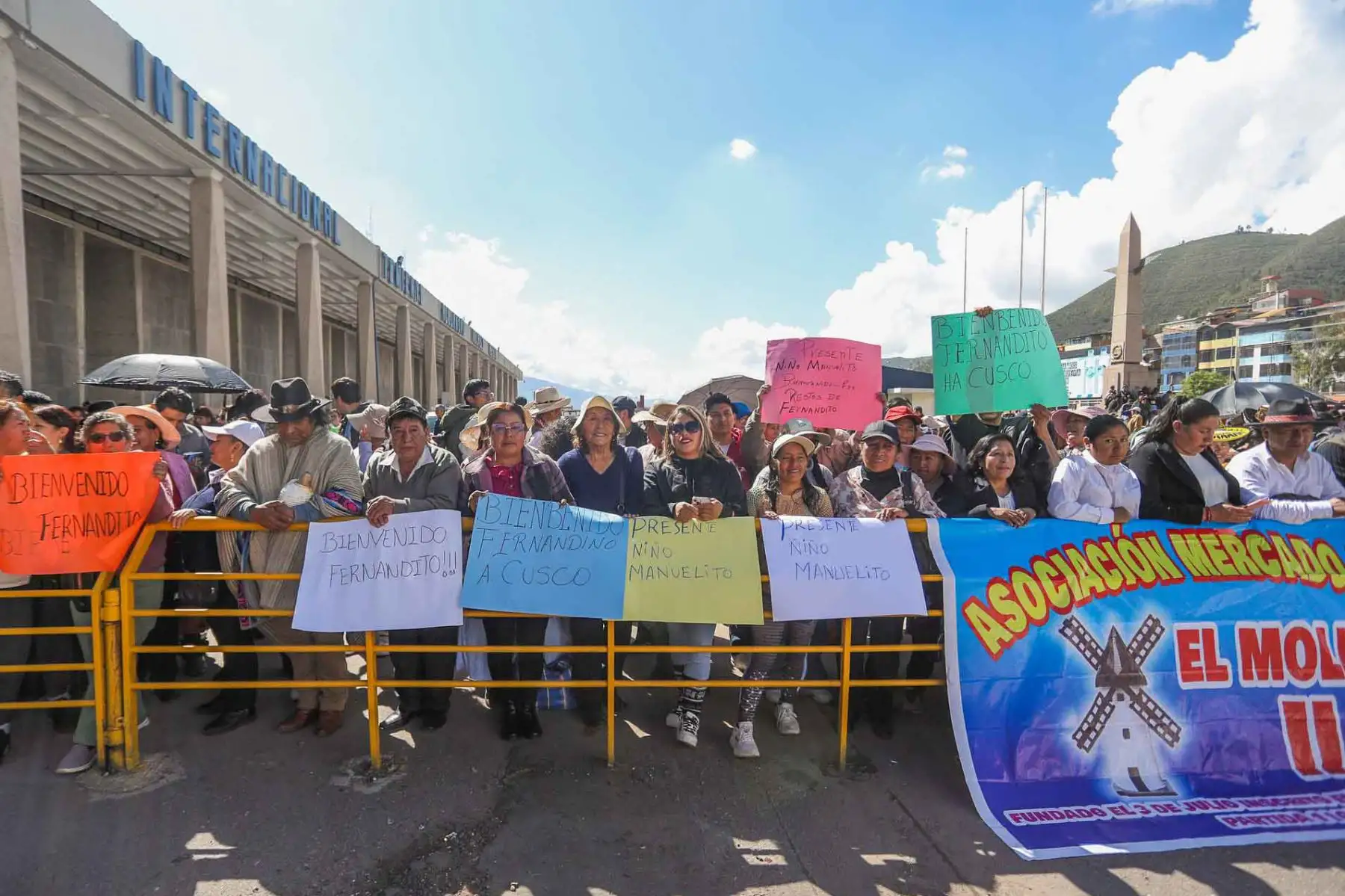 El alcalde provincial de Cusco, Luis Pantoja, encabeza la ceremonia especial en homenaje a los "restos simbólicos" de Fernando Túpac Amaru, el hijo menor del precursor de la Independencia de Perú, que fueron repatriados a Perú después de 227 años de su muerte en España. Foto: ANDINA/ Gobierno Regional del Cusco