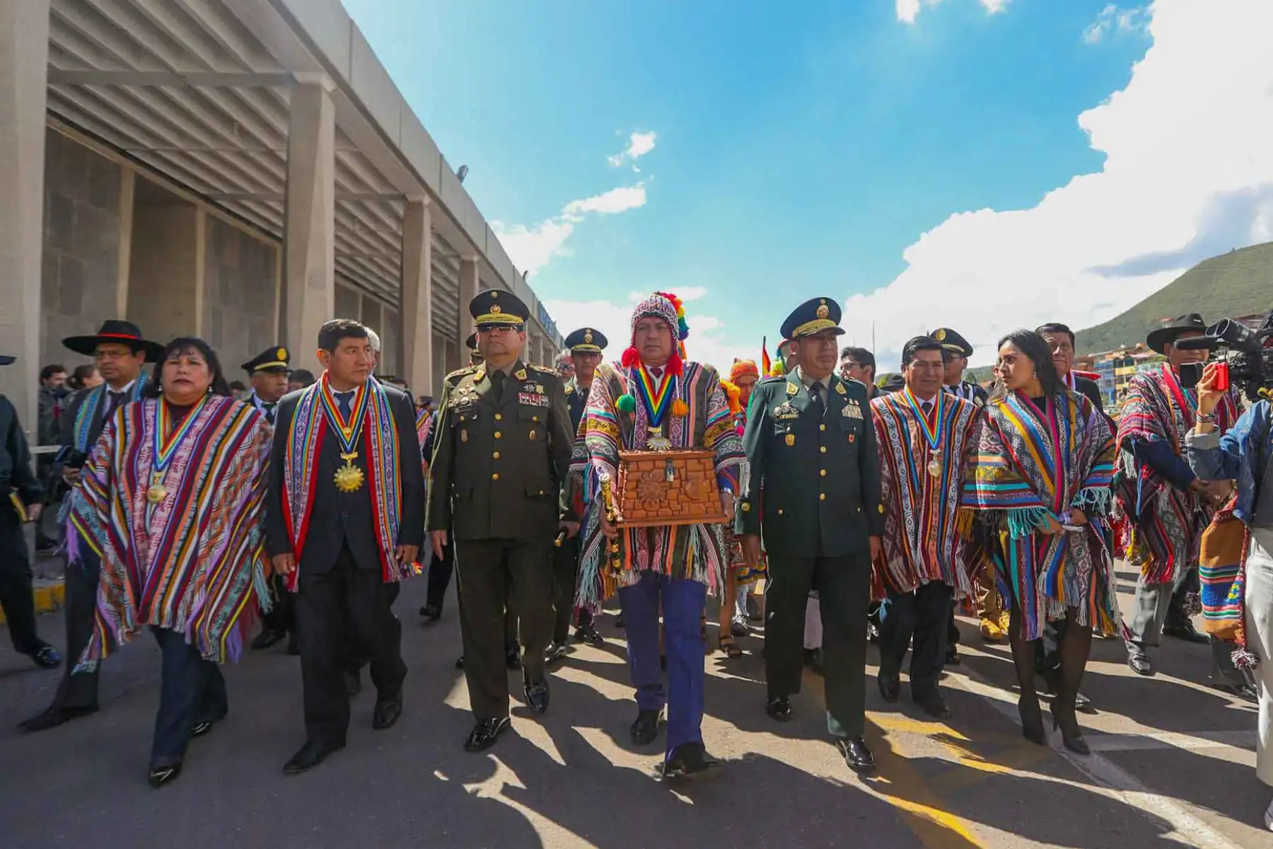 El alcalde provincial de Cusco, Luis Pantoja, encabeza la ceremonia especial en homenaje a los "restos simbólicos" de Fernando Túpac Amaru, el hijo menor del precursor de la Independencia de Perú, que fueron repatriados a Perú después de 227 años de su muerte en España. Foto: ANDINA/ Gobierno Regional del Cusco