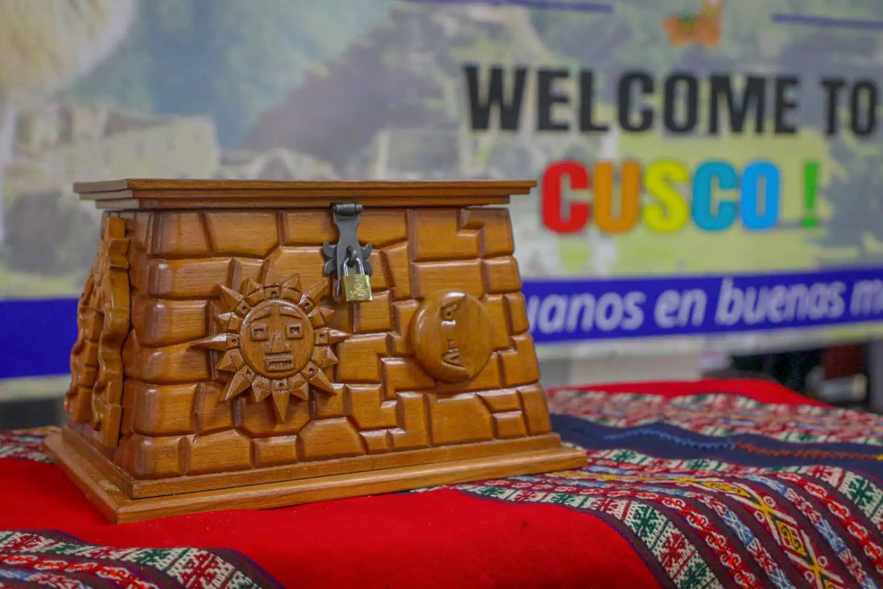 Los "restos simbólicos" del hijo de Túpac Amaru arribaron esta mañana a la ciudad imperial donde el alcalde de Cusco encabezó una ceremonia acompañado de diversas autoridades regionales y locales, y delegaciones de las 13 provincias de esta región. Foto: ANDINA/ Gobierno Regional del Cusco