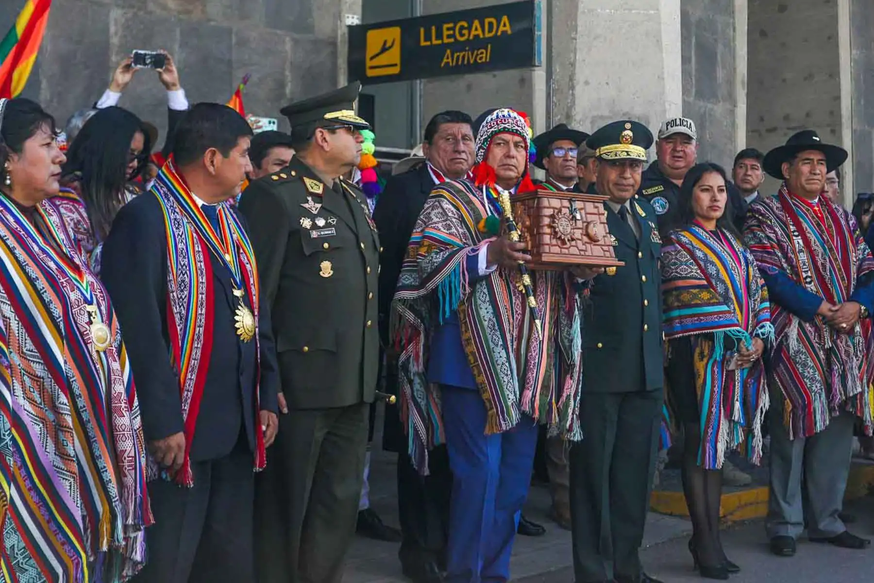 La ciudad de Cusco recibe con una ceremonia especial restos simbólicos de Fernando Túpac Amaru, el último hijo del precursor de la Independencia de Perú.