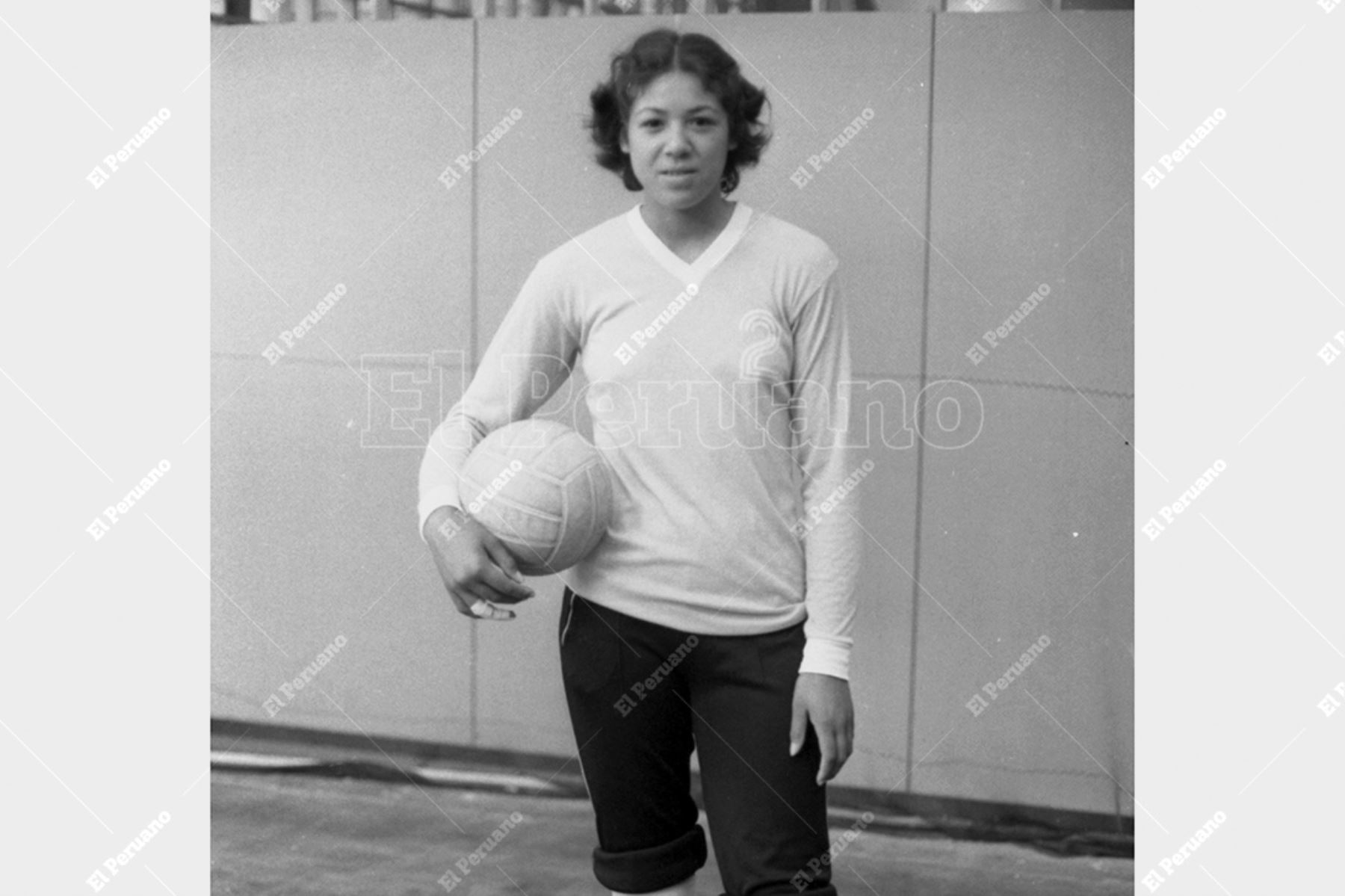 Lima - 9 noviembre 1981 / La juvenil Rosa García en los entrenamientos de la selección peruana de voleibol. Foto: Archivo Histórico de El Peruano / Alejandro Aguirre