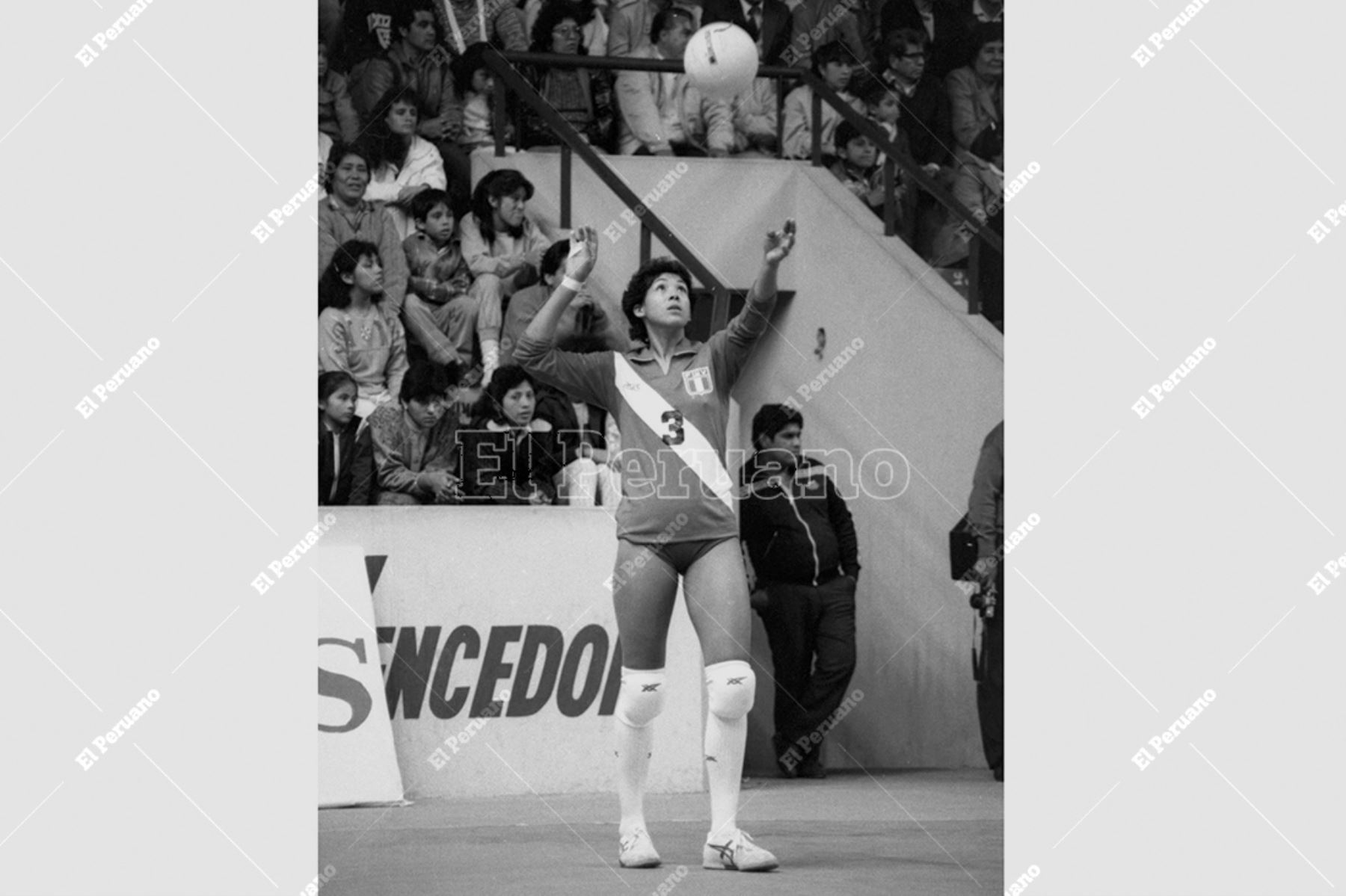 Lima - 1 julio 1988 / Rosa García en el saque durante el partido de voleibol entre las selecciones de Perú y Corea del Sur que se preparan para los Juegos Olímpicos de Seúl 88. Foto: Archivo Histórico de El Peruano / Alejandro Aguirre