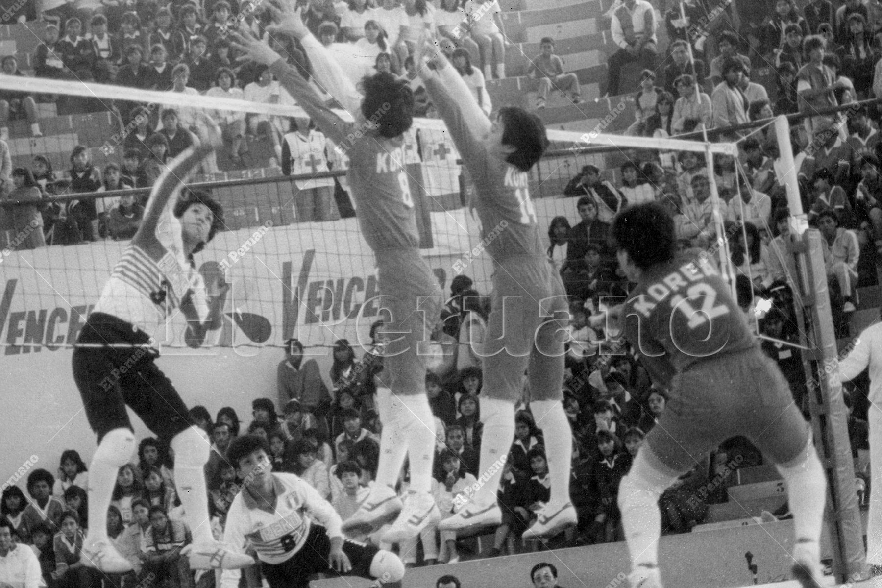 Lima - 2 julio 1988 / Rosa García en acción durante el partido de voleibol entre las selecciones de Perú y Corea del Sur que se preparan para los Juegos Olímpicos de Seúl 88. Foto: Archivo Histórico de El Peruano / Alejandro Aguirre