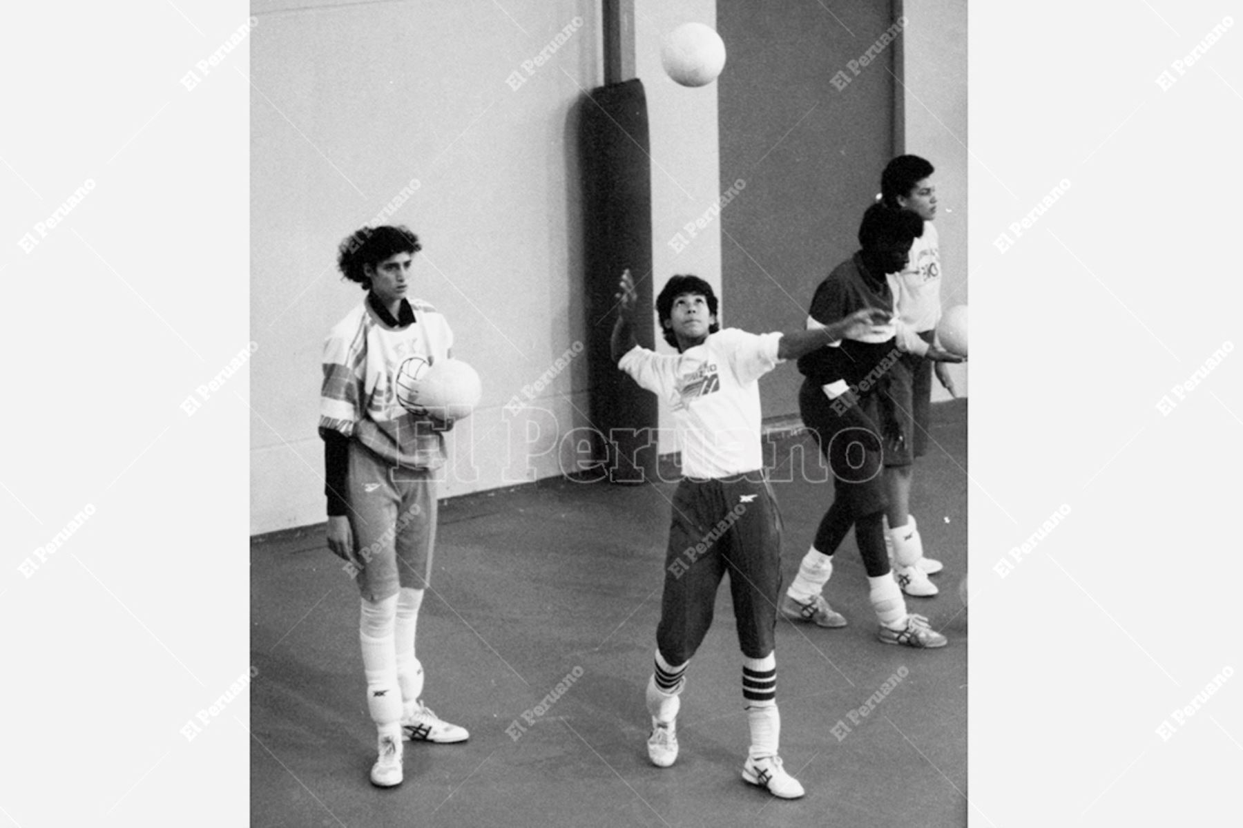 Lima - 5 junio 1990 / Rosa García y Gabriela Pérez del Solar en los entrenamientos de la selección peruana de voleibol. Foto: Archivo Histórico de El Peruano
