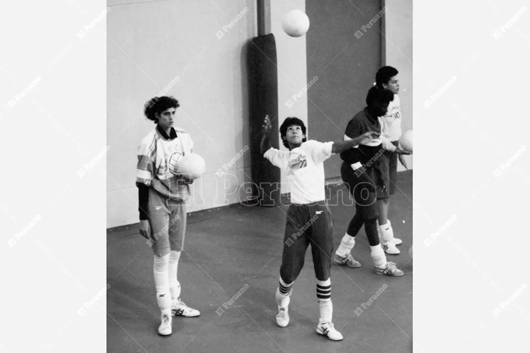 Lima - 5 junio 1990 / Rosa García y Gabriela Pérez del Solar en los entrenamientos de la selección peruana de voleibol. Foto: Archivo Histórico de El Peruano