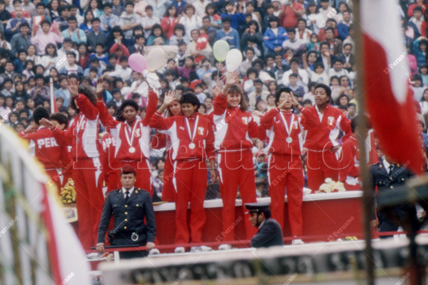 Lima - 2 octubre 1988 / Rosa García (centro) en la multitudinaria bienvenida en el Estadio Nacional a la selección peruana de voleibol subcampeona olímpica en los Juegos de Seúl 88. Foto: Archivo Histórico de El Peruano