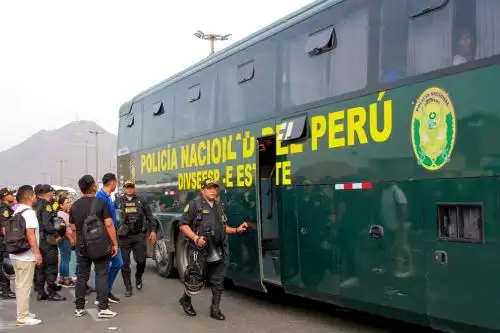 En un video difundido por el Ministerio del Interior se aprecia a diversos agentes de la Policía Nacional, con megáfono en mano, animando a la ciudadanía a subir a las unidades que se dirigen a Puente Piedra y Acho. ANDINA