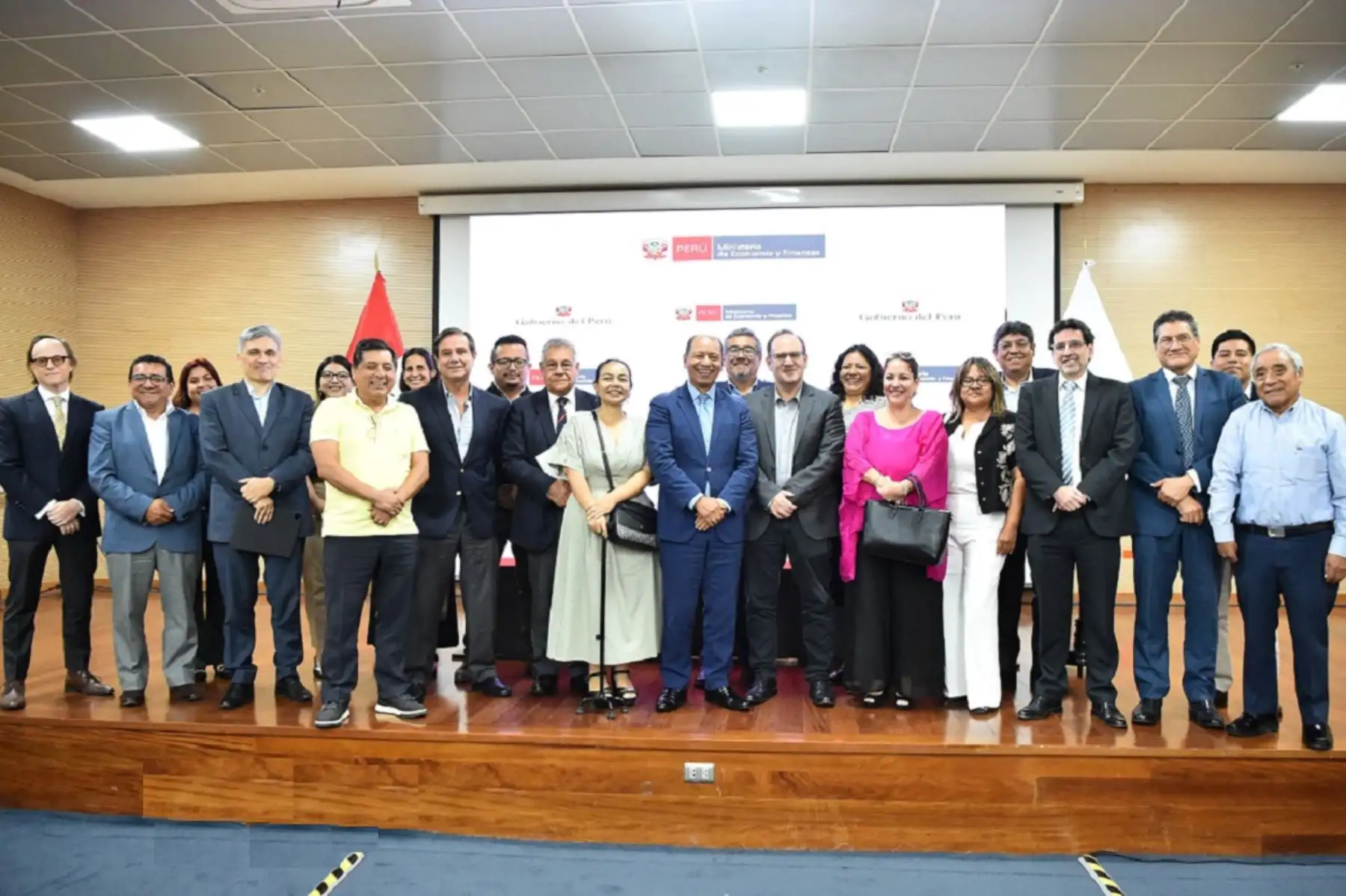 Titulares del MEF y del MTPE, José Salardi y Daniel Maurate, respectivamente, se reunieron con gremios empresariales para impulsar la formalización del mercado laboral. Foto: Cortesía.