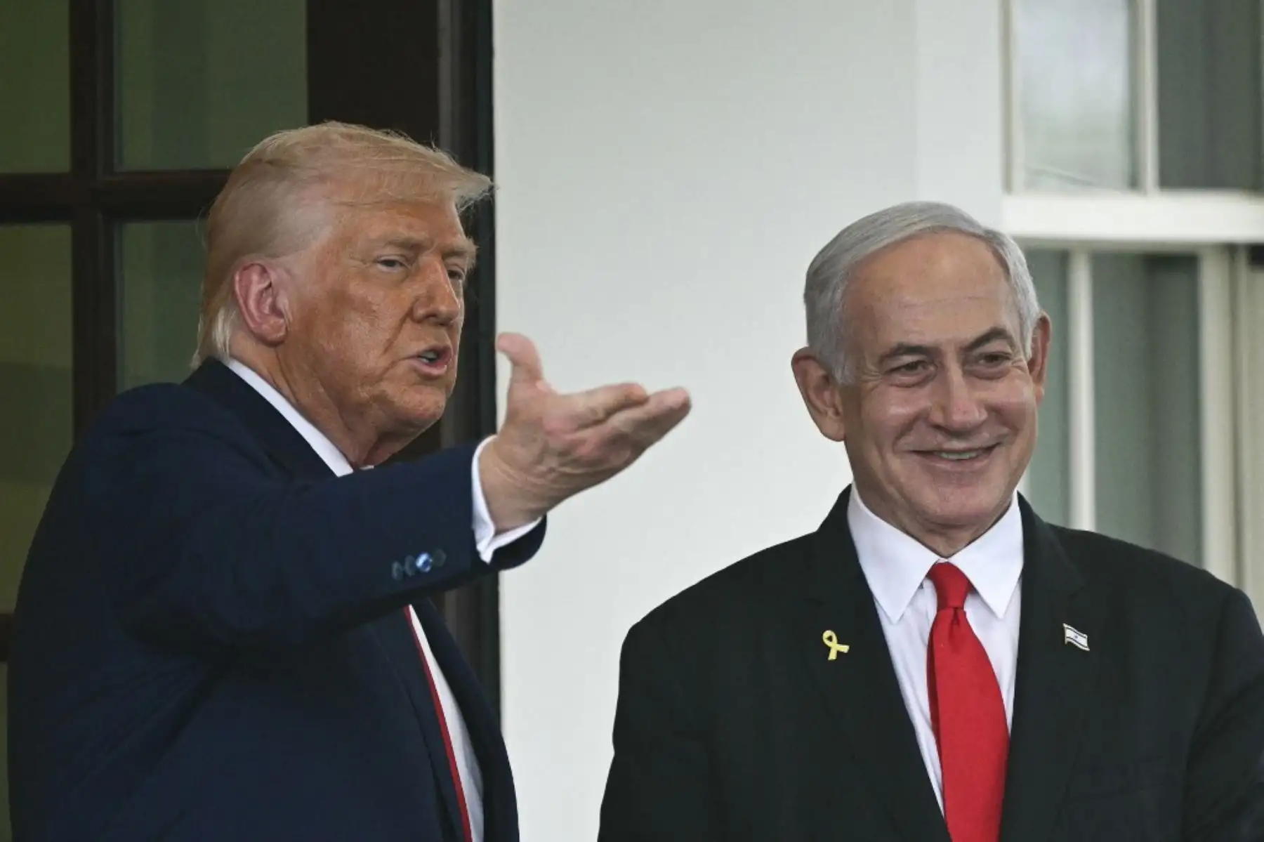 "Estamos trabajando ahora en otro acuerdo que esperamos que tenga éxito, y estamos comprometidos a sacar a todos los rehenes", dijo Netanyahu a los periodistas en el despacho oval. Foto: AFP