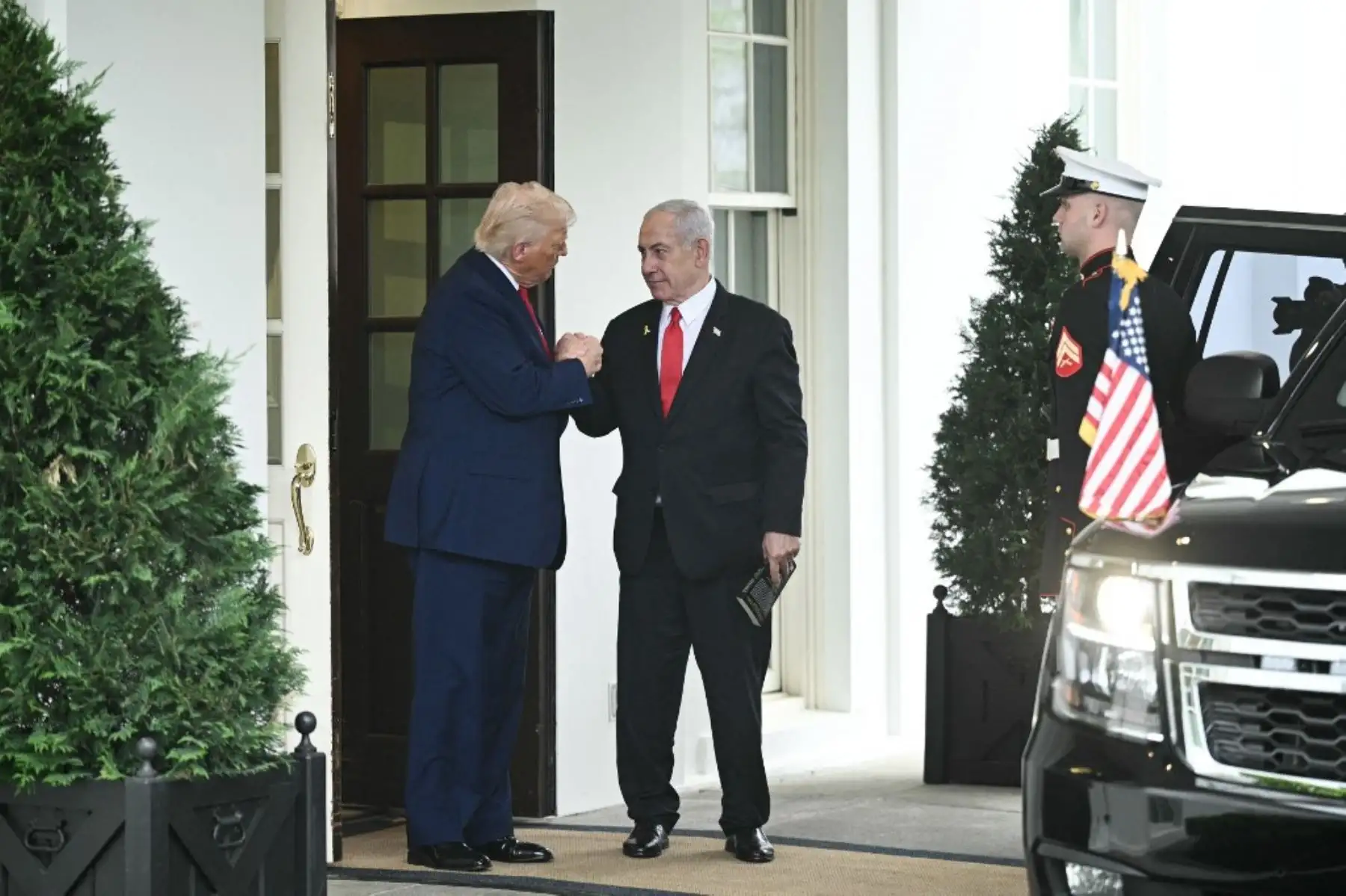 Ambos líderes se reunieron en la Casa Blanca para discutir la guerra arancelaria desatada por el republicano y la situación en Gaza, donde Israel reanudó su ofensiva el 18 de marzo tras una tregua de dos meses con Hamás. Foto: AFP