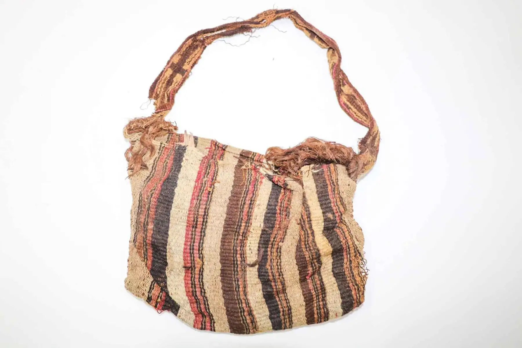 El grupo de piezas comprende tupus de metal, textiles, utensilios de madera para tejido, una concha de abanico y restos óseos humanos correspondientes al periodo Horizonte Tardío (1476 d.C. - 1532 d.C.). Foto: Difusión