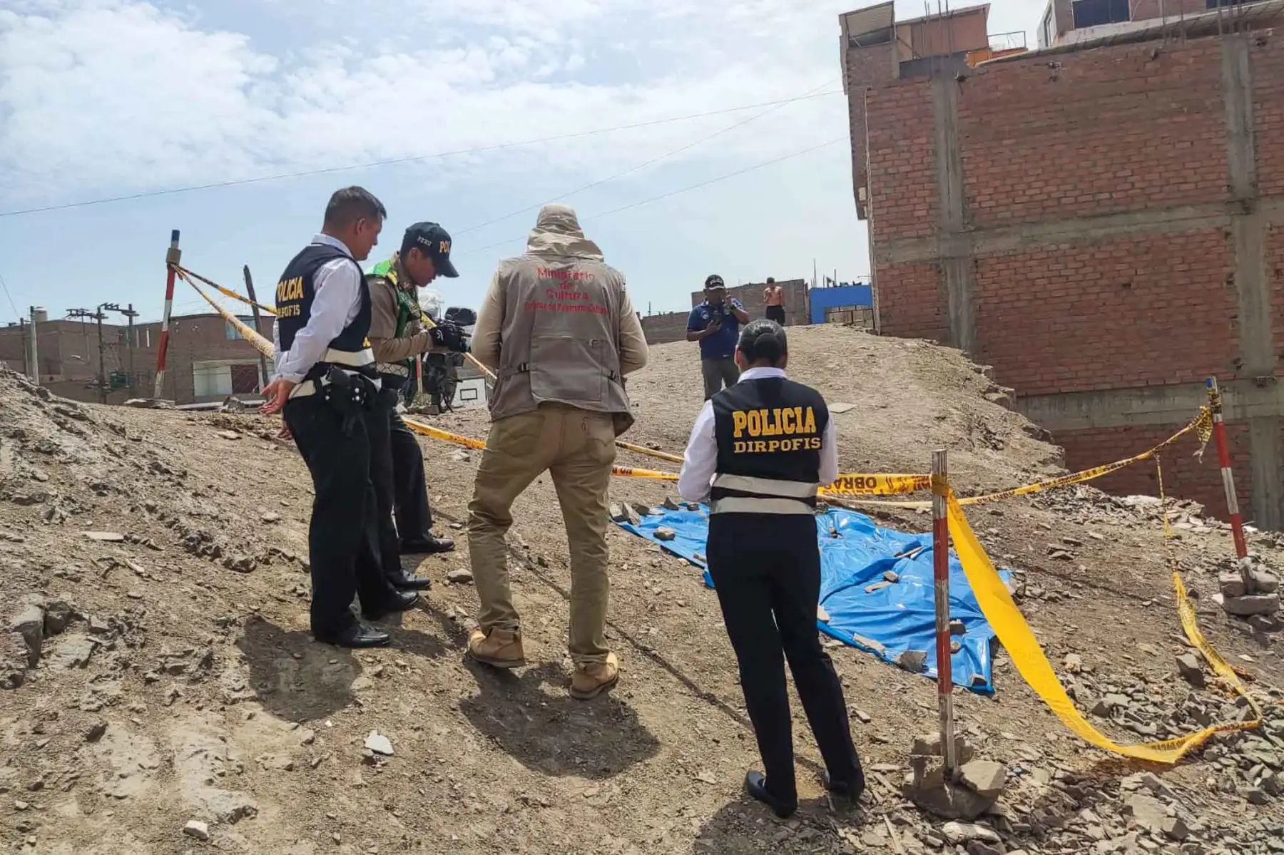 Esta recuperación fue posible gracias a la División Policial Norte 1 de la Policía Nacional del Perú, que actuó de acuerdo a lo dispuesto por el Cuarto Despacho de la Primera Fiscalía Provincial Penal Corporativa de Puente Piedra, que indicaba el recojo y traslado de los presuntos bienes culturales prehispánicos por parte del sector Cultura. Foto: ANDINA/ Difusión