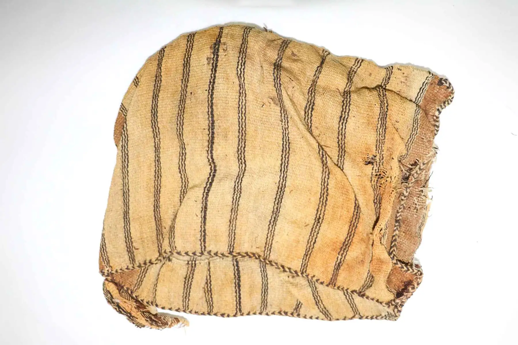 Los bienes culturales encontrados consisten en un artefacto de madera, tres bolsas textiles, dos tupus de metal, dos husos con hilos y piruro, mates, una concha de abanico, una banda textil decorada y una bolsa que contiene restos de algodón.
El conjunto también consta de restos humanos: un cráneo fracturado de infante, 25 huesos de extremidades de costillas de infante, y una cabeza momificada con restos de piel y cabellera. Foto: ANDINA/ Difusión