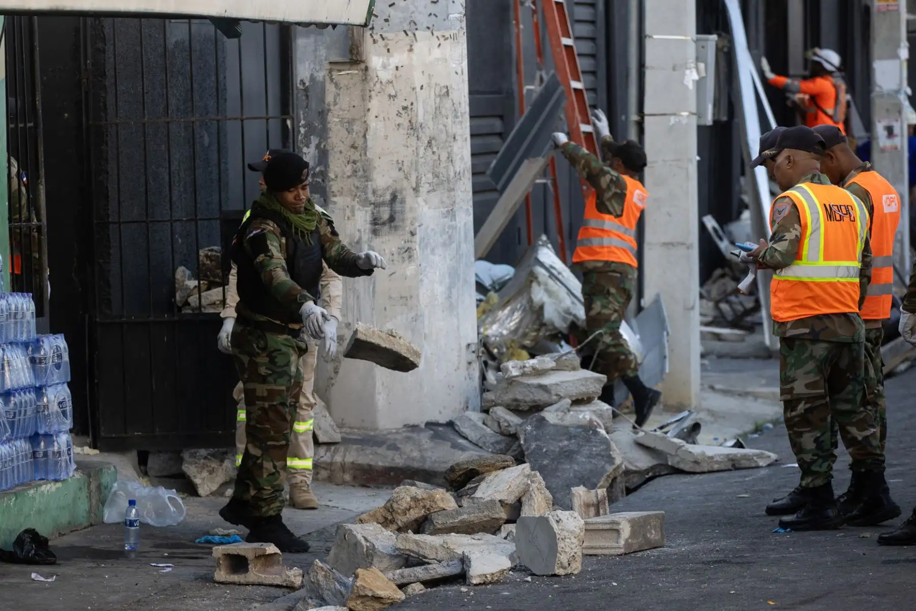 El Centro de Operaciones de Emergencias (COE) elevó a 15 el número de fallecidos tras desplomarse la madrugada de este lunes el techo de la discoteca Jet Set, en la avenida Independencia, en la capital.Además, un centenar de personas han sido trasladadas a distintos centros de salud de Santo Domingo. Foto: EFE