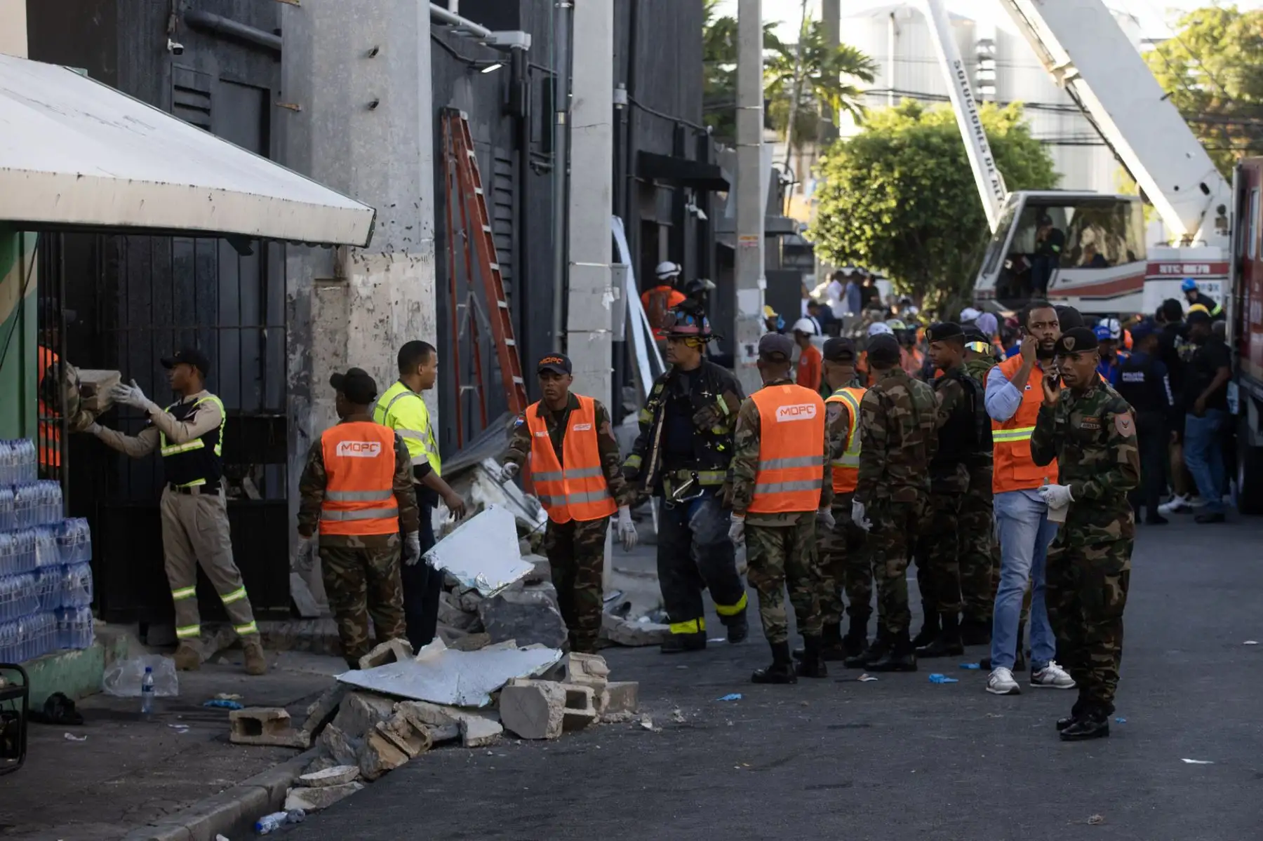 El techo de una conocida discoteca en la capital de República Dominicana colapsó durante la madrugada de este martes dejando al menos 15 muertos y decenas de heridos. Foto: EFE