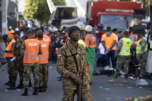 Socorristas y personal de seguridad trabajan en la búsqueda de víctimas en la discoteca Jet Set de República Dominicana. Foto: EFE