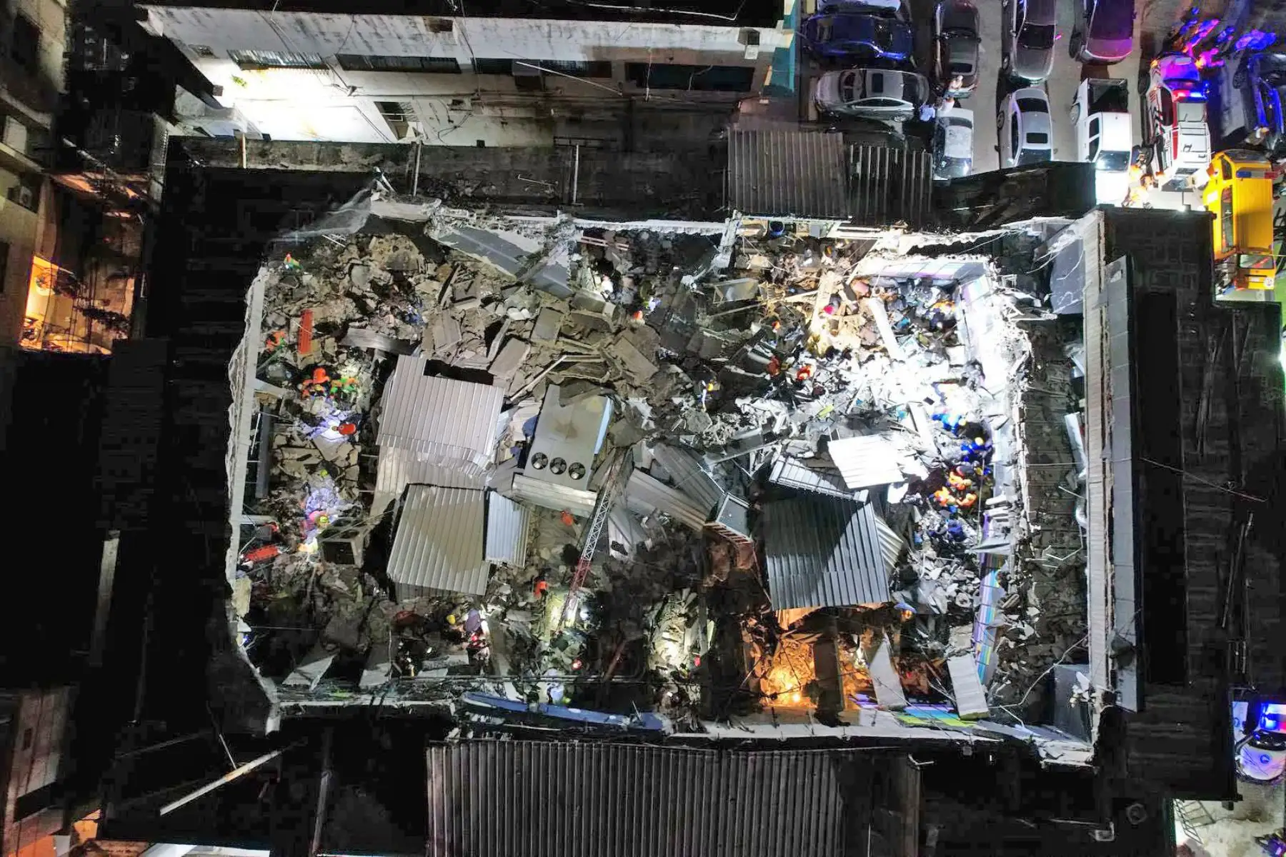 Fotografía difundida por Prensa Servicio 911 que muestra una vista aérea de  la discoteca Jet Set, tras el derrumbe de su techo, en Santo Domingo, el 8 de abril de 2025. Foto: AFP